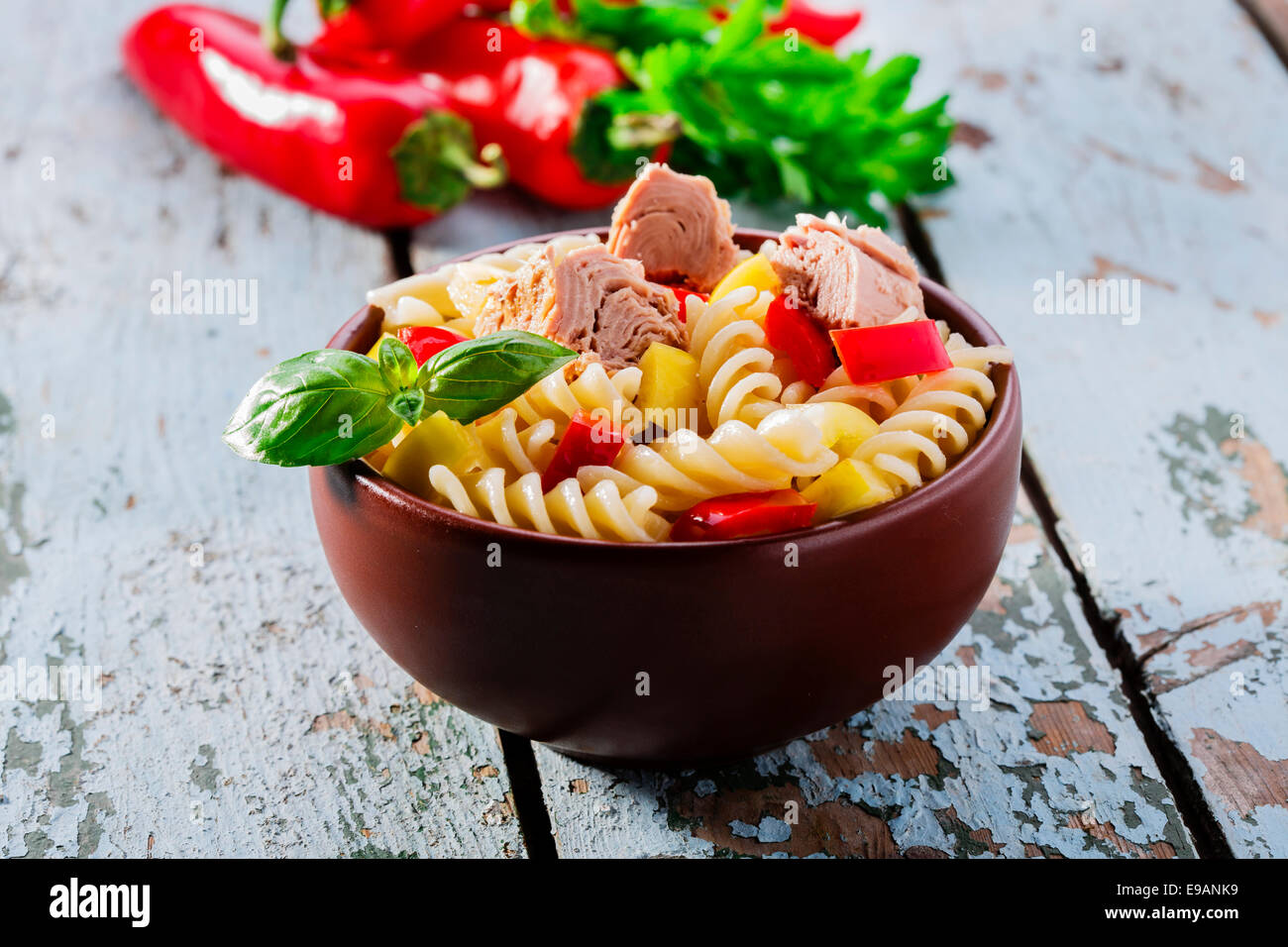 Insalata di pasta con tonno e pepe Foto Stock