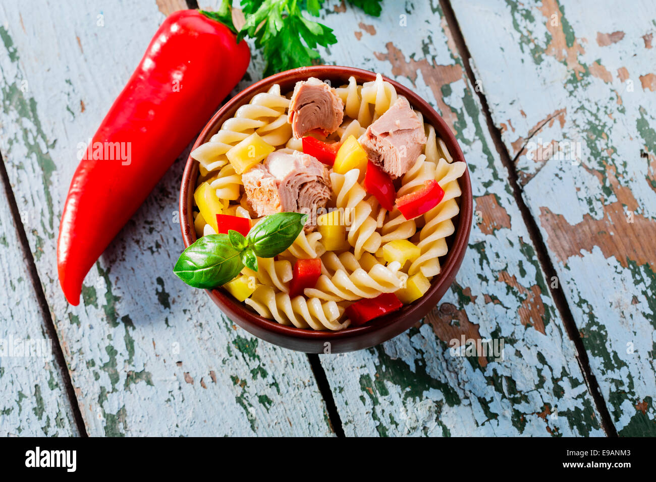 Insalata di pasta con tonno e pepe Foto Stock