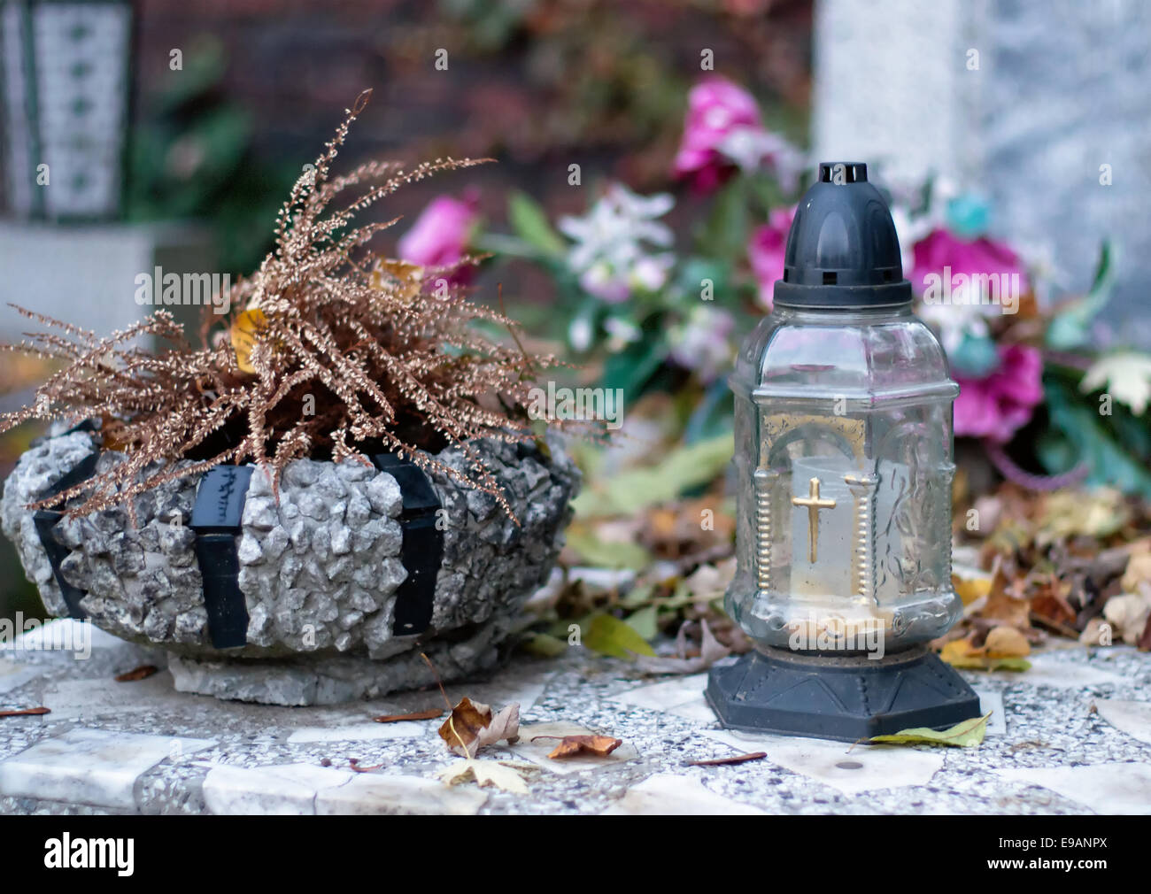 Cimitero di autunno, candele e caduta foglie. Foto Stock