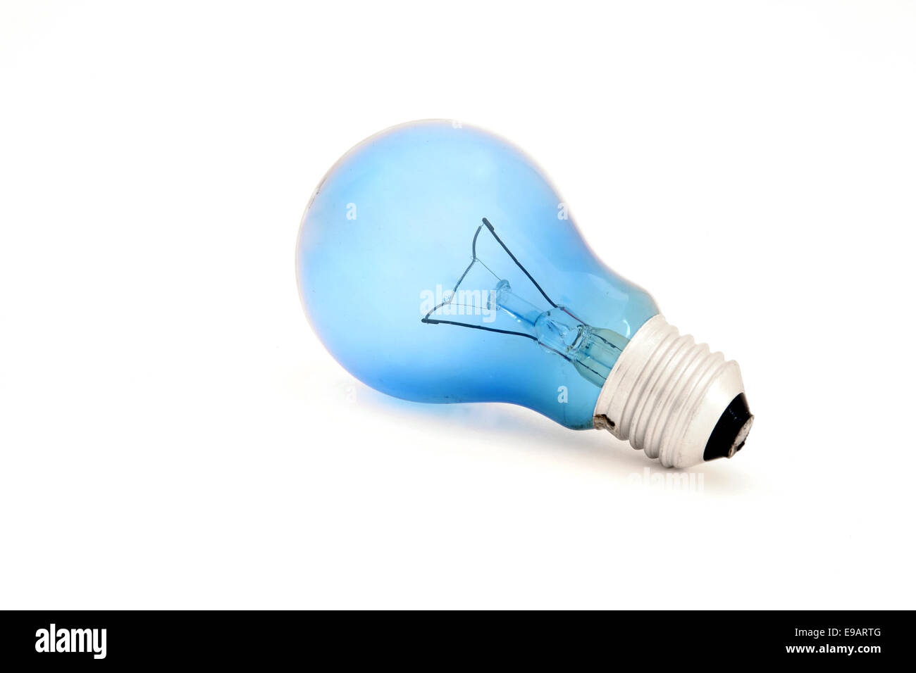 Lampada ad incandescenza con bulbo in vetro e E27 Europa attacco blu per la  lettura. Vecchio standard di consumo obsoleti e vietata dagli attuali  regulatio Foto stock - Alamy