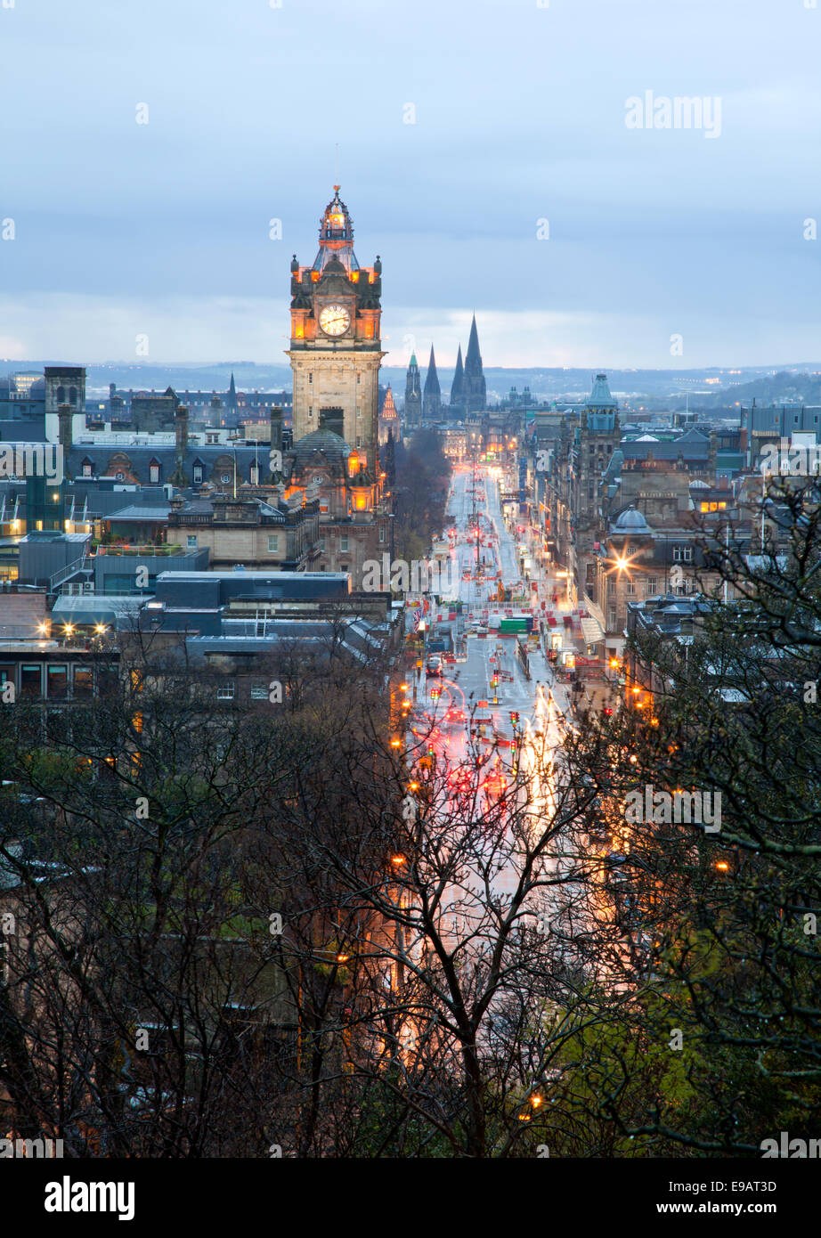 Lo skyline di Edimburgo con giardino Scotland Regno Unito Foto Stock