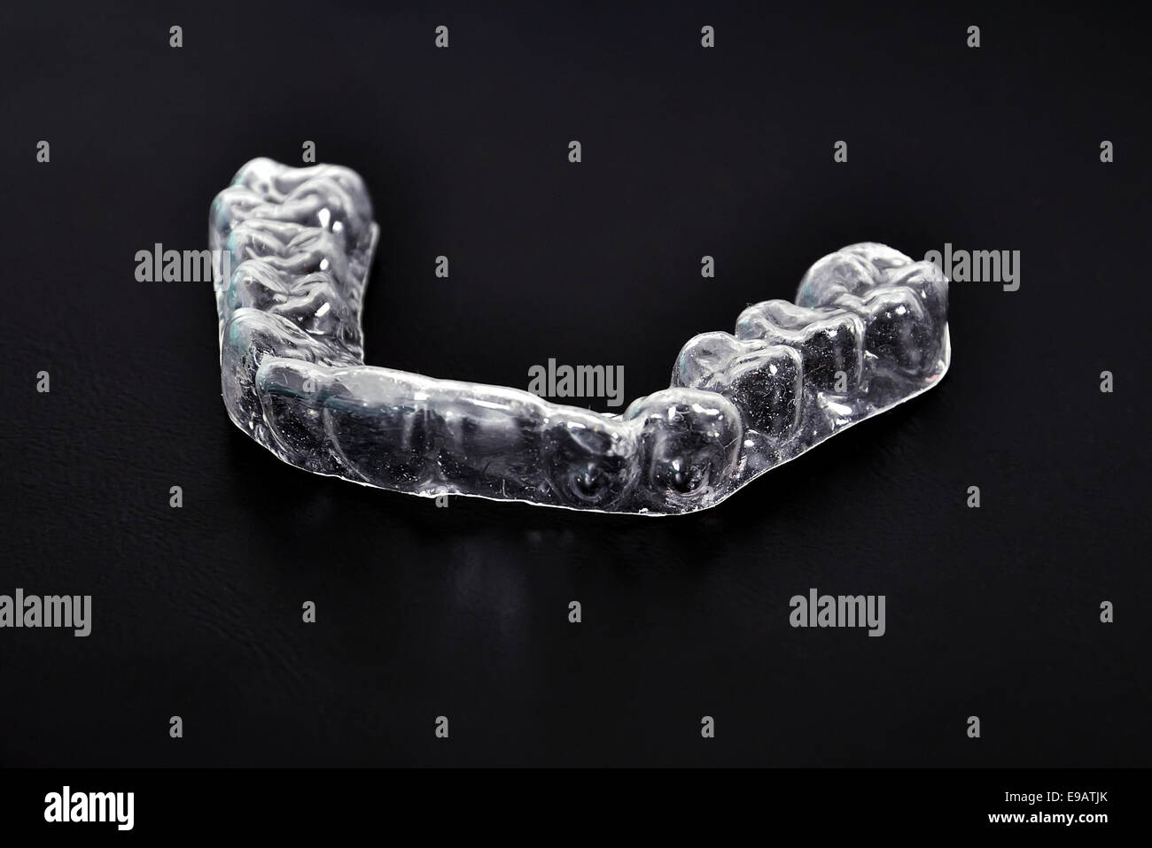 Fissatore dentale su sfondo nero Foto Stock