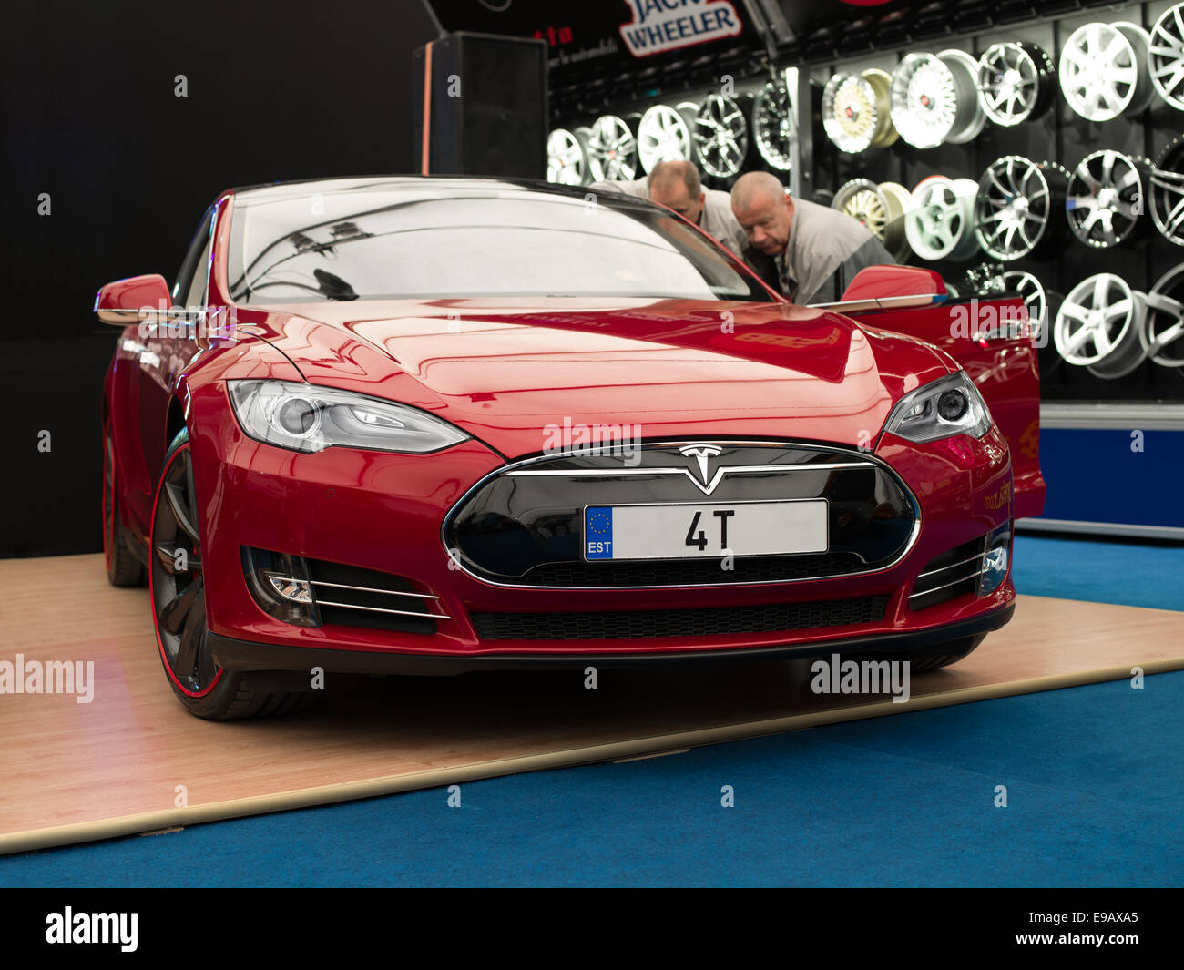 Tartu, Estonia - sett. 26, 2014: Tesla Model S auto elettrica. Tesla Motors è uno dei leader di apparecchiature elettriche i costruttori di auto Foto Stock