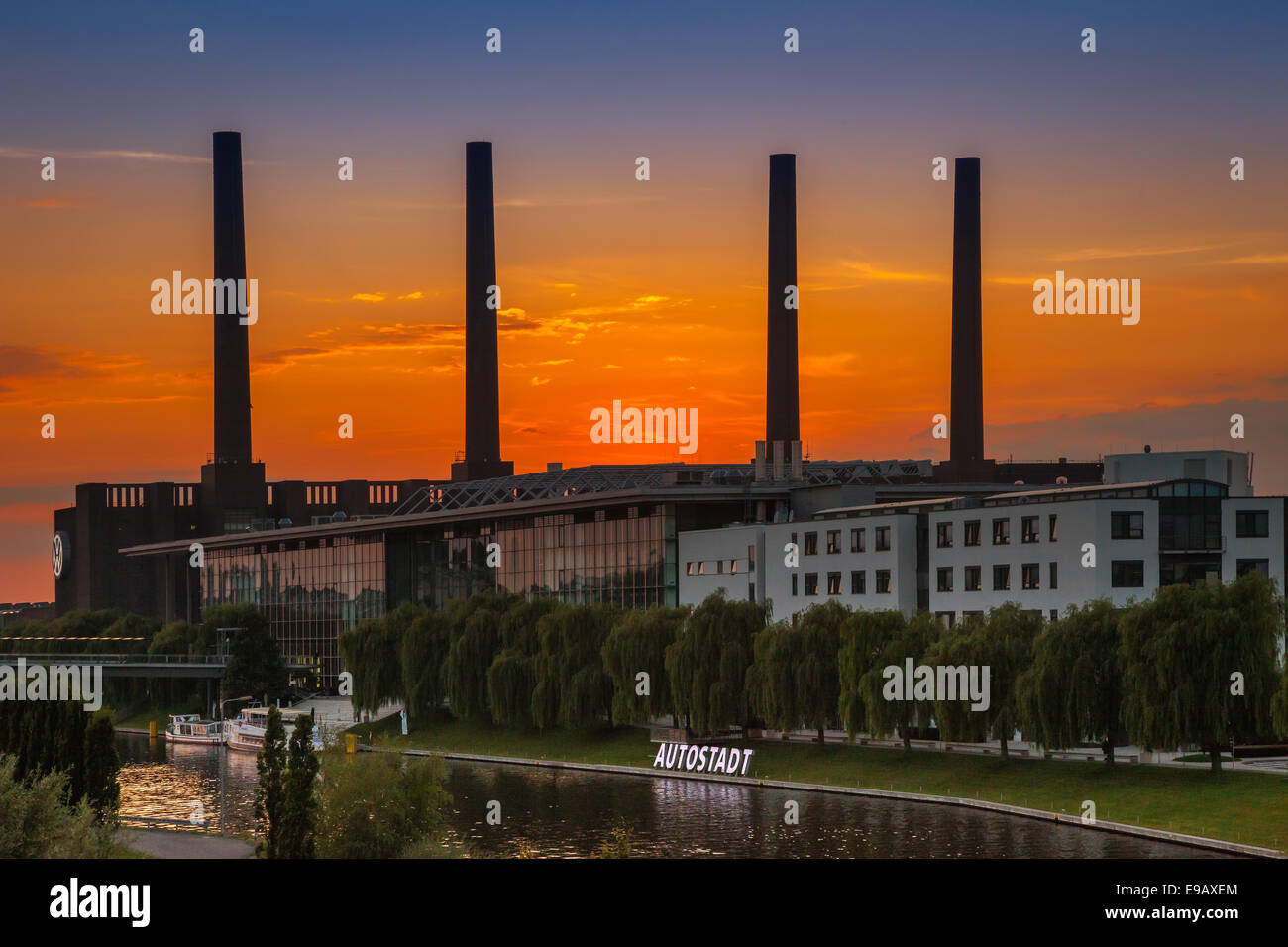 VW KonzernForum locali con l'entrata dell'Autostadt Complex e la stazione di riscaldamento di lo stabilimento della Volkswagen con la sua Foto Stock