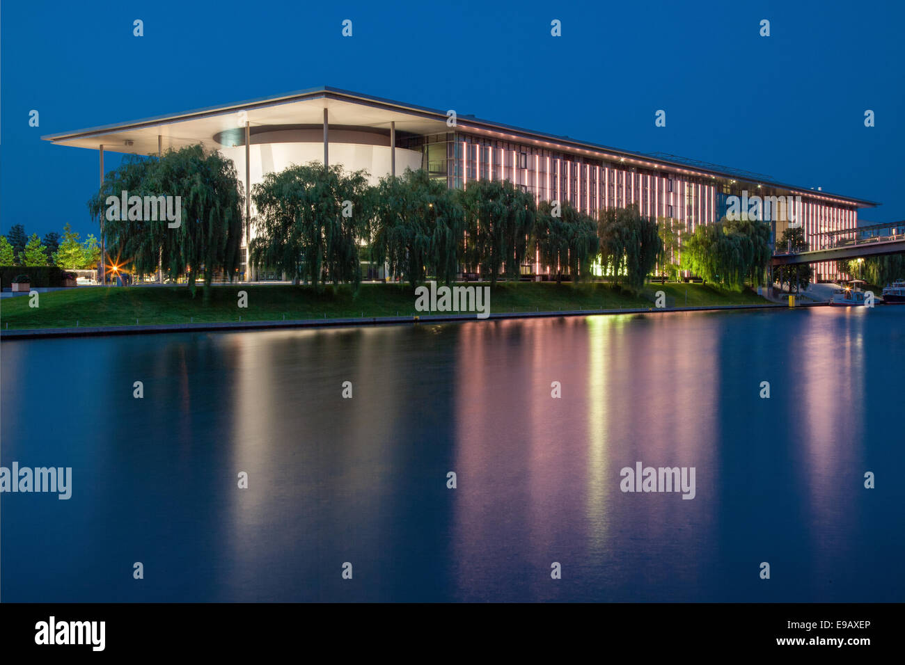 VW KonzernForum building, ingresso all'Autostadt sul Mittelland Canal, Wolfsburg, Bassa Sassonia, Germania Foto Stock