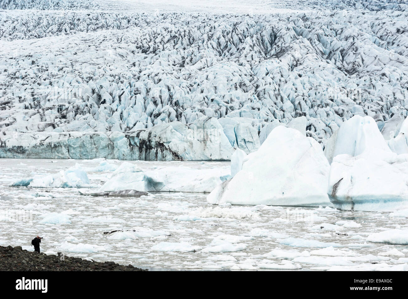 Floe, iceberg, ghiacciaio, laguna glaciale, uomo di fotografare Breiðárlón e ghiacciaio Vatnajökull, Austurland, Islanda Foto Stock