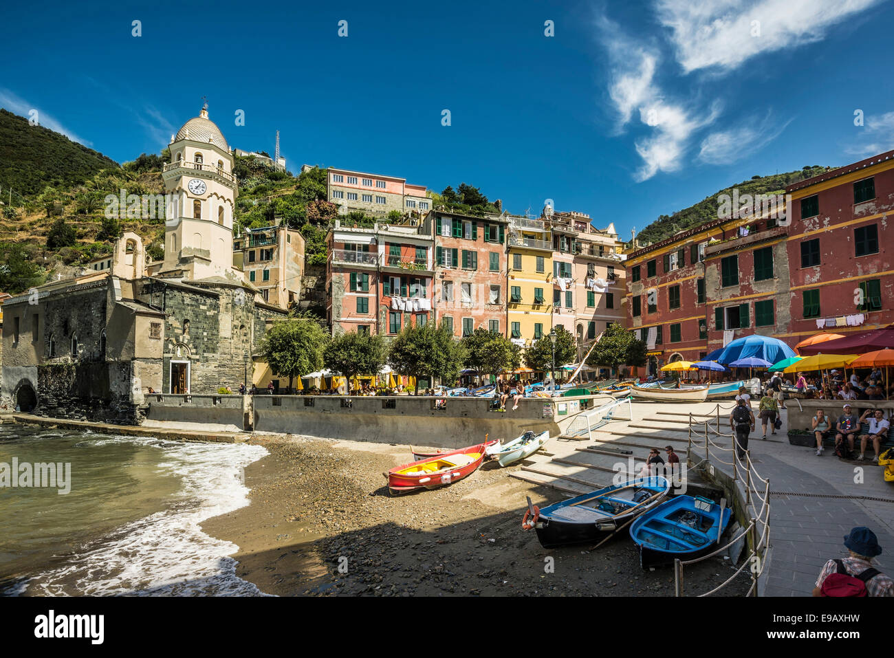 Porto, villaggio con case colorate, Vernazza, Cinque Terre Provincia della Spezia, Liguria, Italia Foto Stock