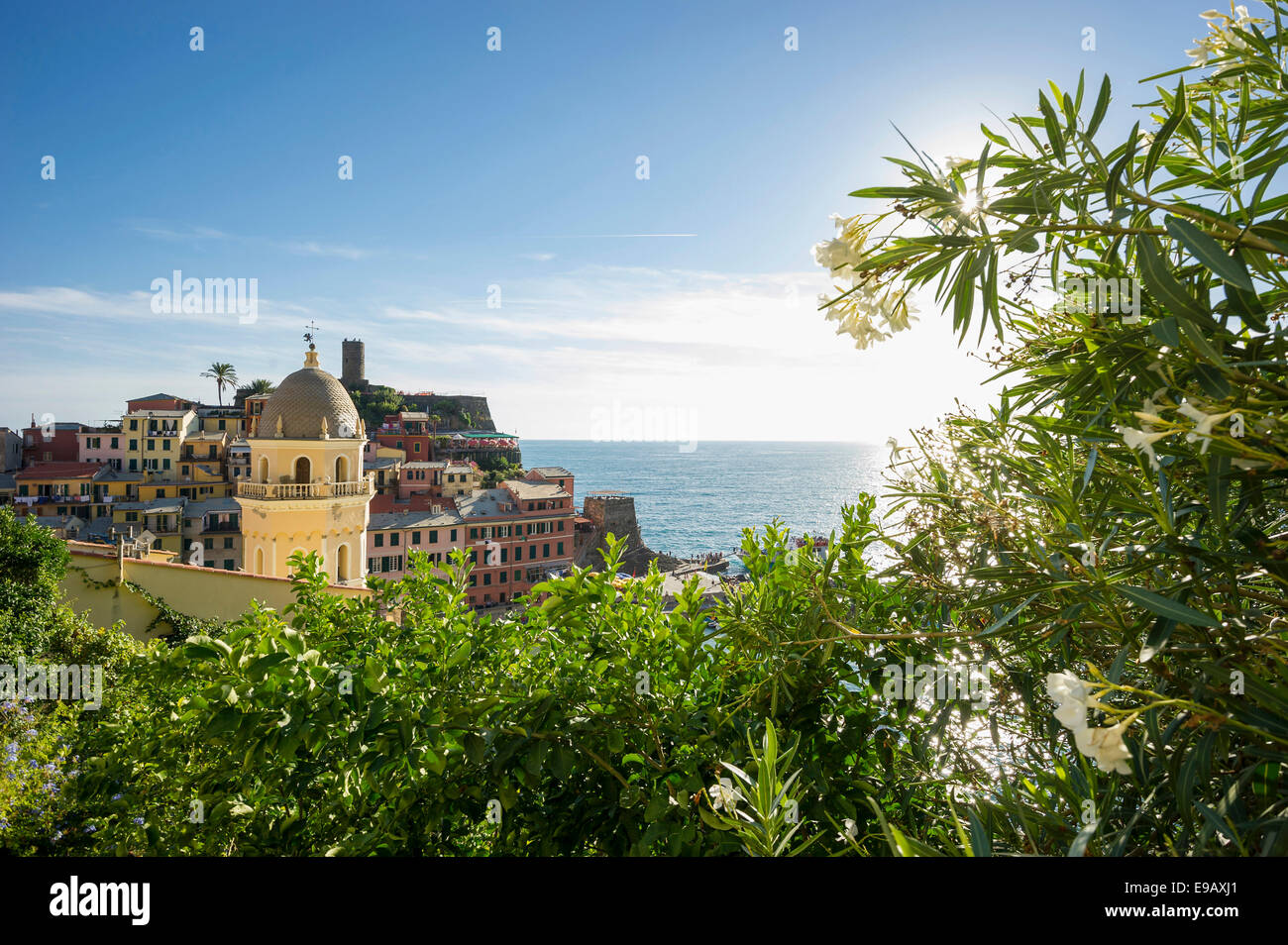 Villaggio con case colorate vicino al mare, Vernazza, Cinque Terre Provincia della Spezia, Liguria, Italia Foto Stock