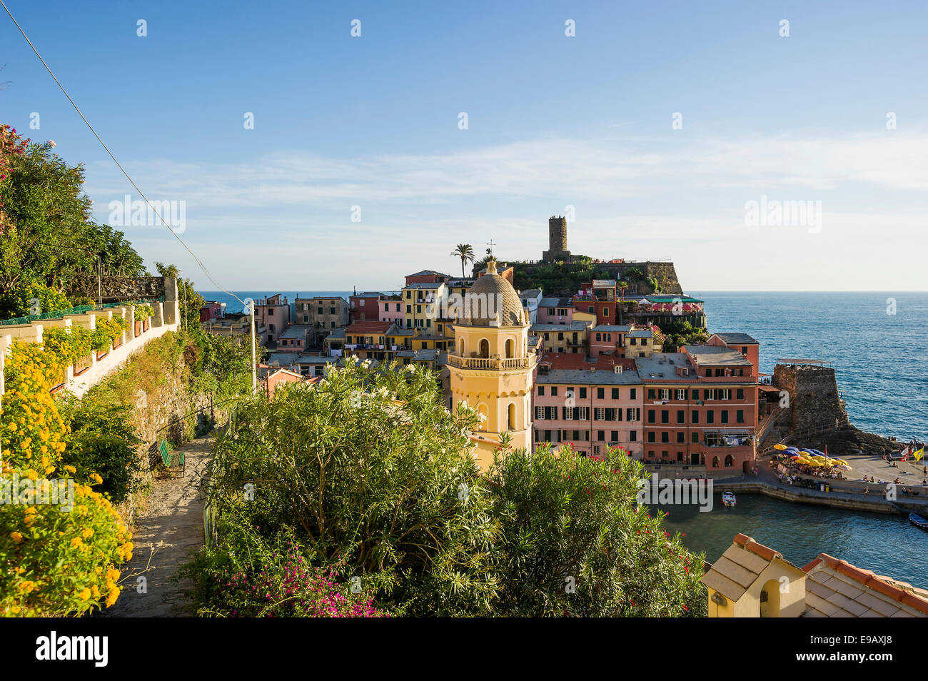Villaggio con case colorate vicino al mare, Vernazza, Cinque Terre Provincia della Spezia, Liguria, Italia Foto Stock