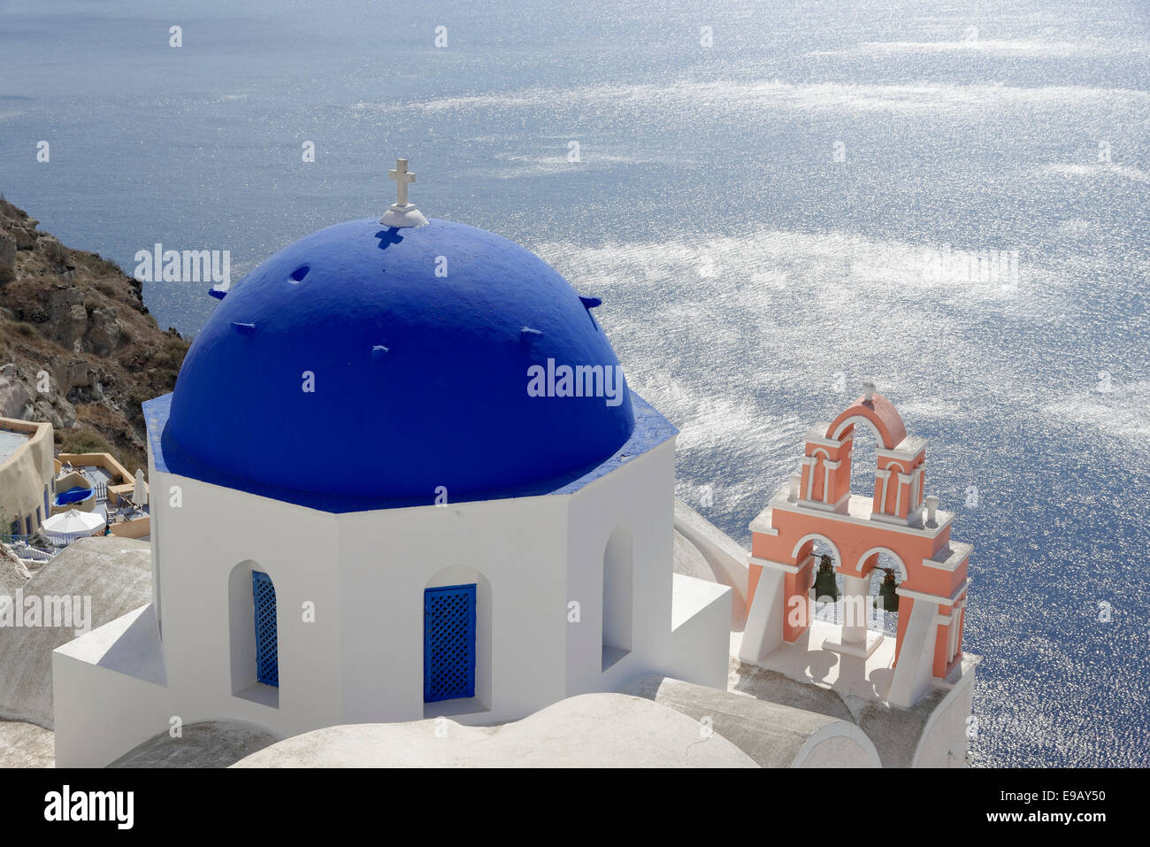 Cupola blu di una bizantina chiesa ortodossa con una torre campanaria, Caldera, Oia - Santorini, Cicladi Grecia Foto Stock