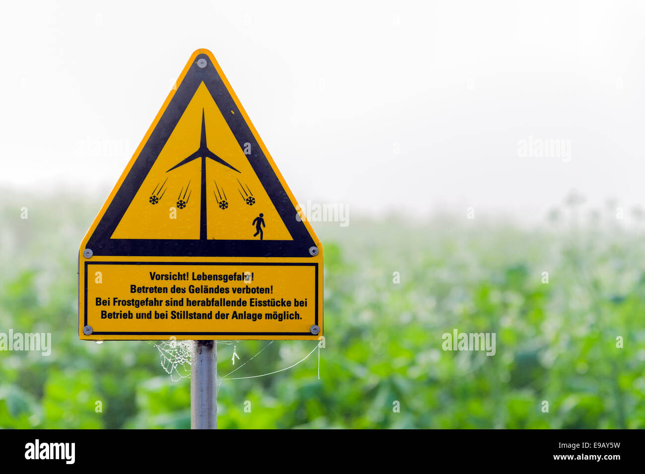 Segno avvertimento contro battenti pezzi di ghiaccio da una turbina eolica, Grevenbroich, Nord Reno-Westfalia, Germania Foto Stock