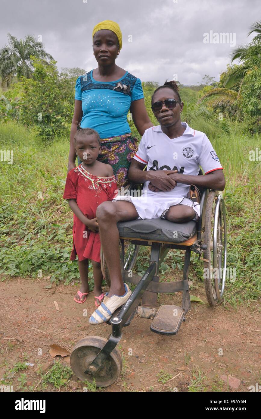 Amputato con la suoi moglie e bambino, Motema amputato Camp, Koidu, Koidu-Sefadu, Kono District, Provincia Orientale, Sierra Leone Foto Stock