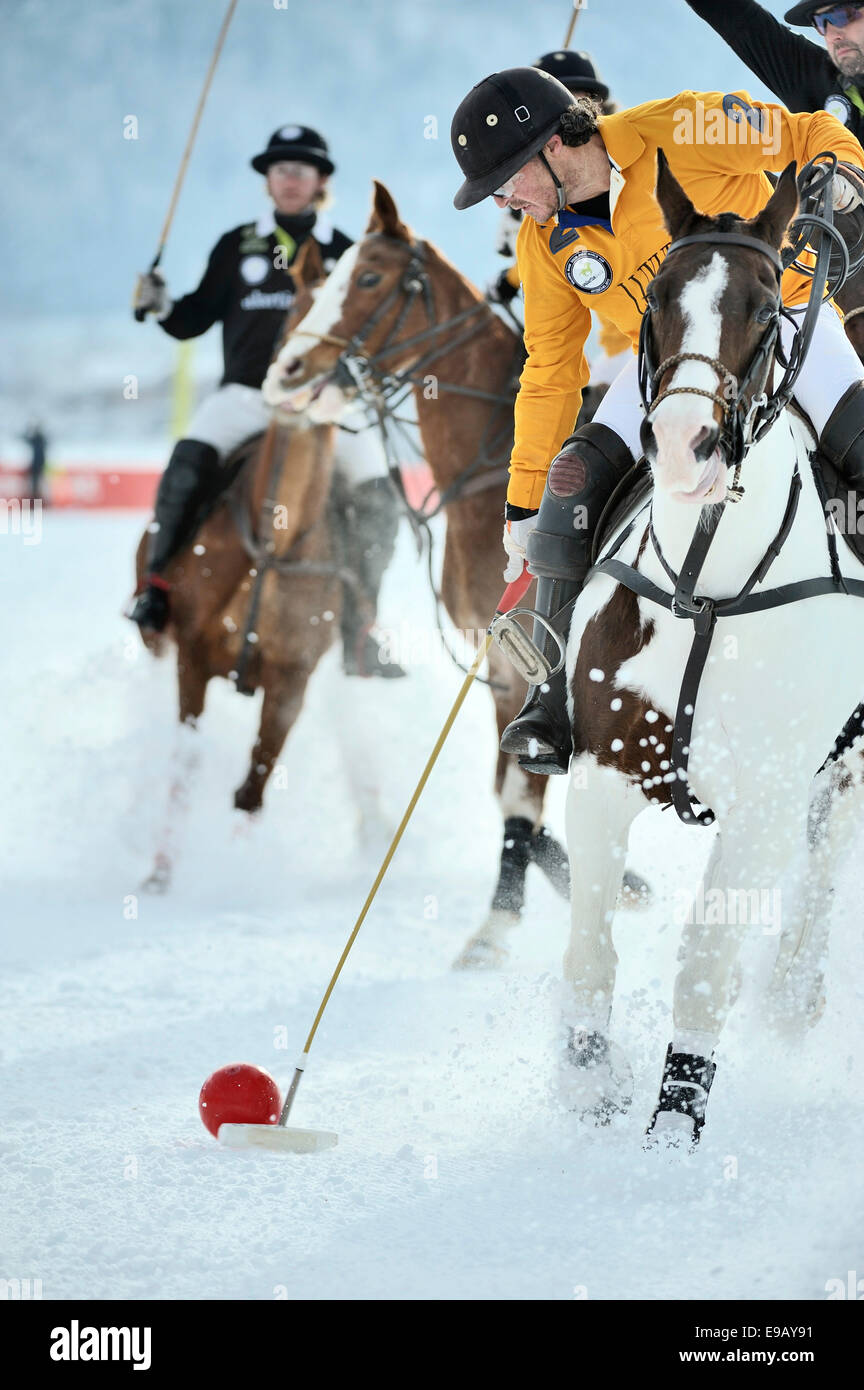 Team Audi, rosso, rispetto ai team Valartis Bank, nero, Polo sulla neve, Polo torneo, undicesimo Valartis Bank Snow Polo World Cup 2013 Foto Stock