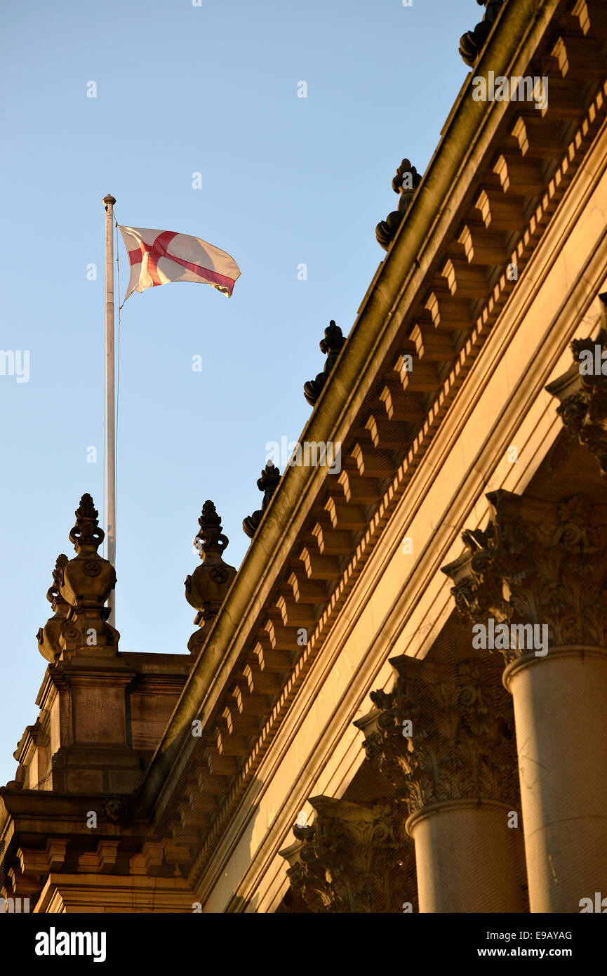 Bandiera inglese battenti sul Municipio di Leeds, West Yorkshire, Inghilterra, Regno Unito Foto Stock