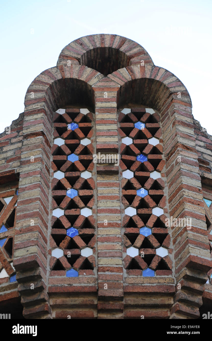 Modernista. Spagna. La Catalogna. Barcellona. Padiglioni Guell.1884-1887. Costruita da Antonio Gaudi (1852-1926). Foto Stock