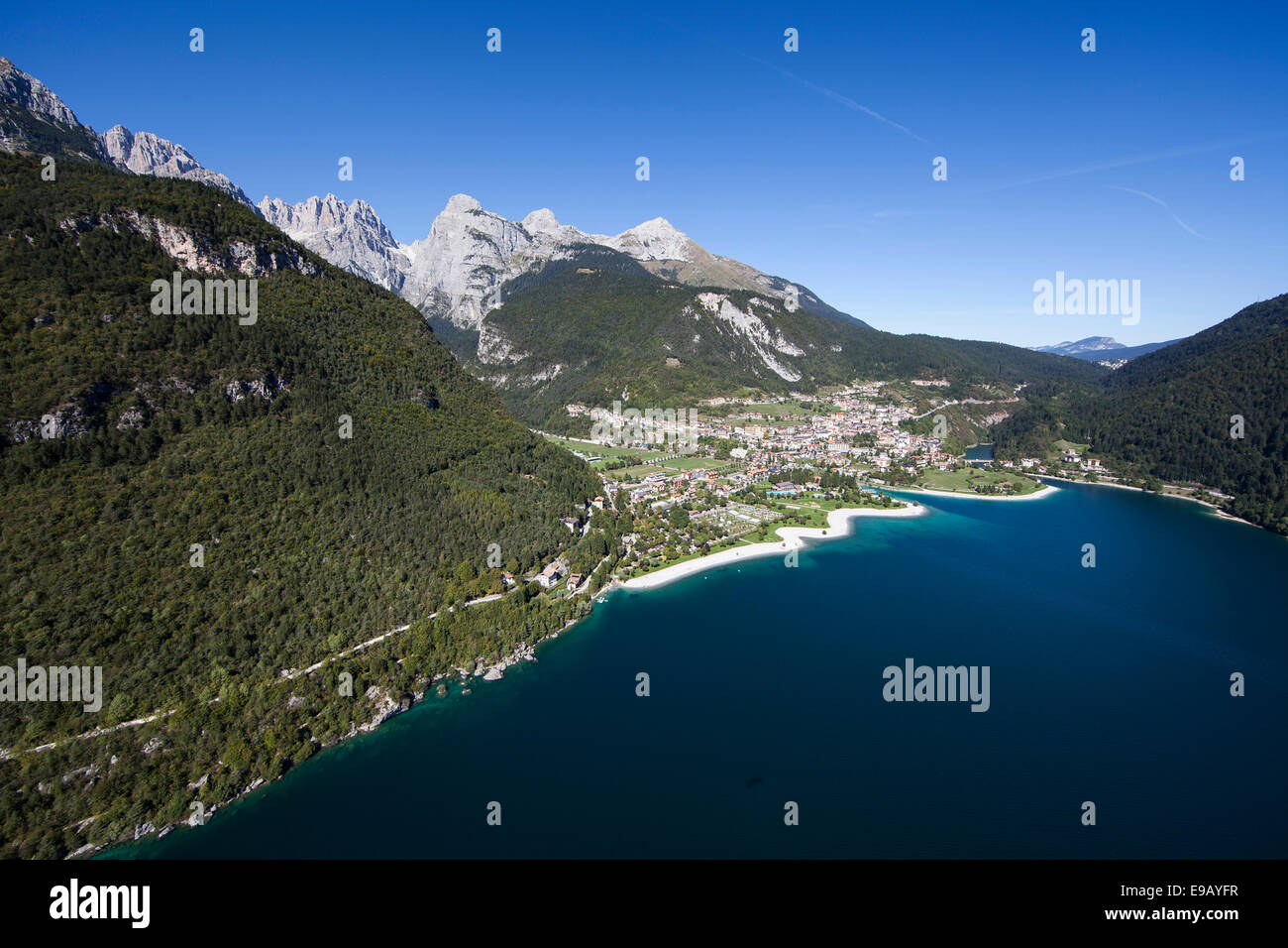 Vista aerea, il lago di Molveno montagna, lago di Molveno in Trentino, Italia Foto Stock