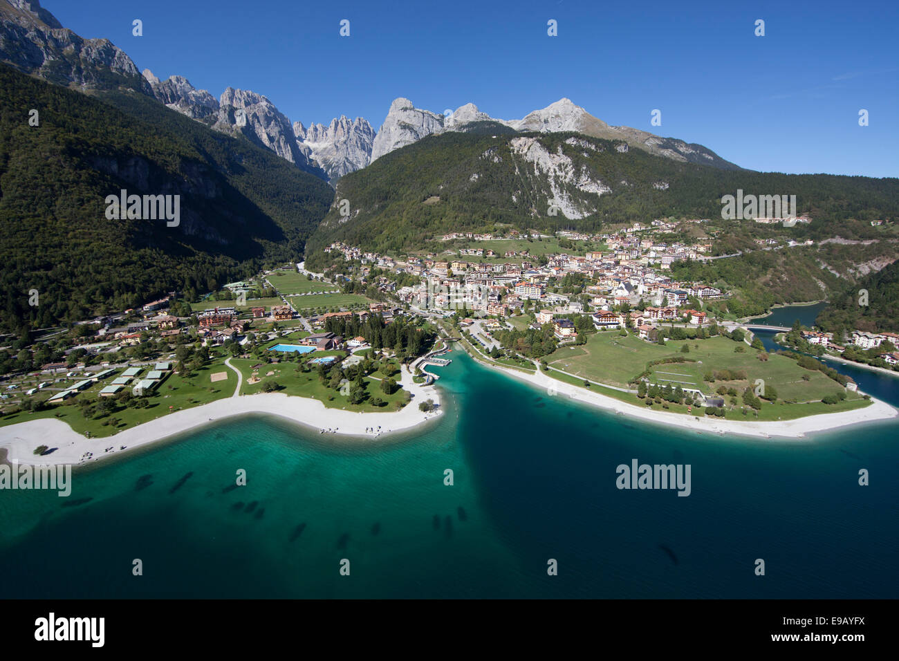 Vista aerea, il lago di Molveno montagna, lago di Molveno in Trentino, Italia Foto Stock