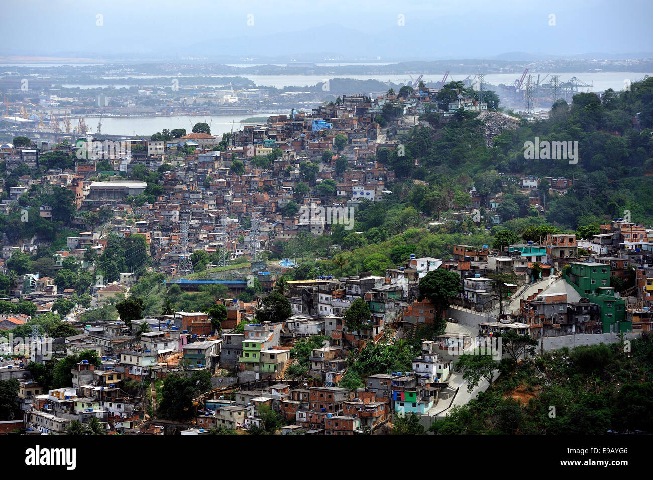 Baraccopoli, favelas, sulle pendici della montagna, Rio de Janeiro, Brasile Foto Stock