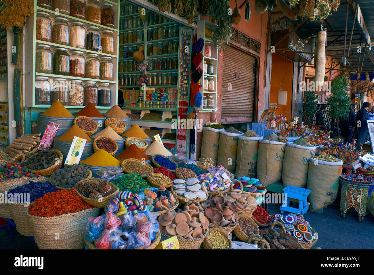 Negozio di spezie, Rahba Kedima Square, Place des Epices, Medina Marrakech, Marrakesh-Tensift-El Haouz regione, Marocco Foto Stock