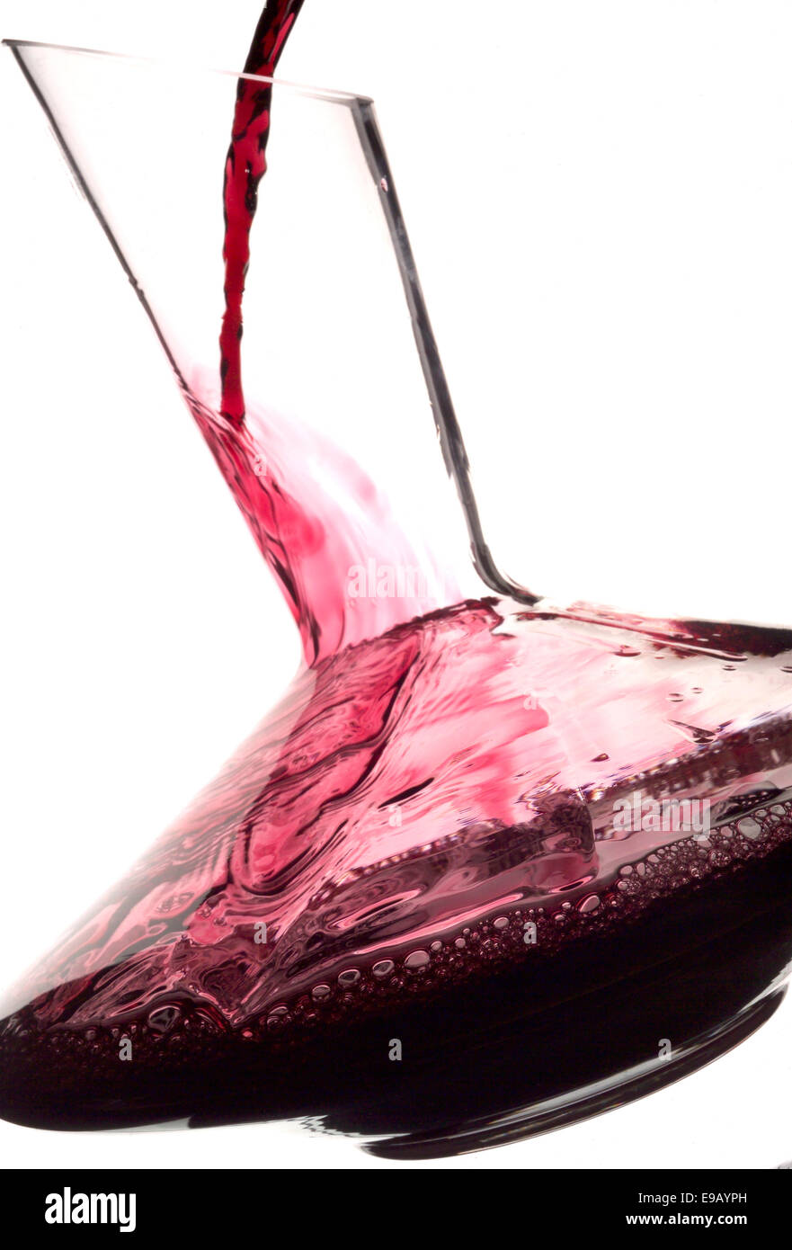 Il vino rosso viene versato nel decanter Foto Stock