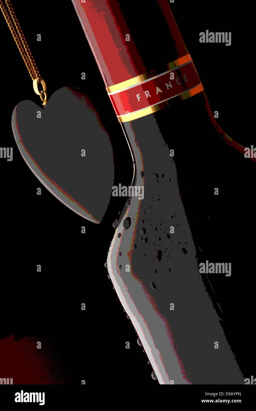 Rosso bottiglia di vino e un cuore nero in pietra Foto Stock