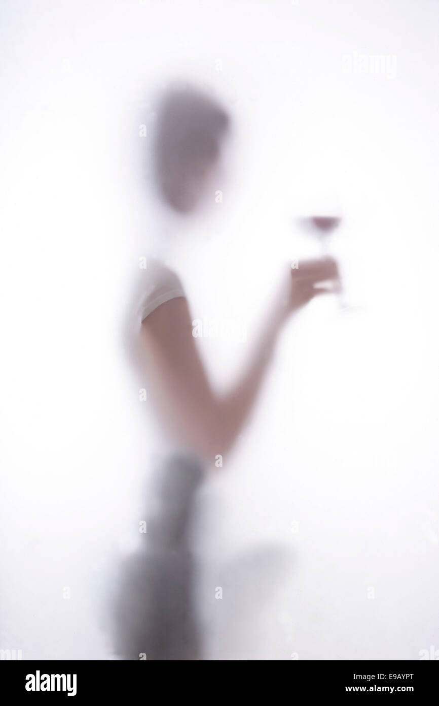Persona in possesso di un bicchiere di vino, diffusa Foto Stock