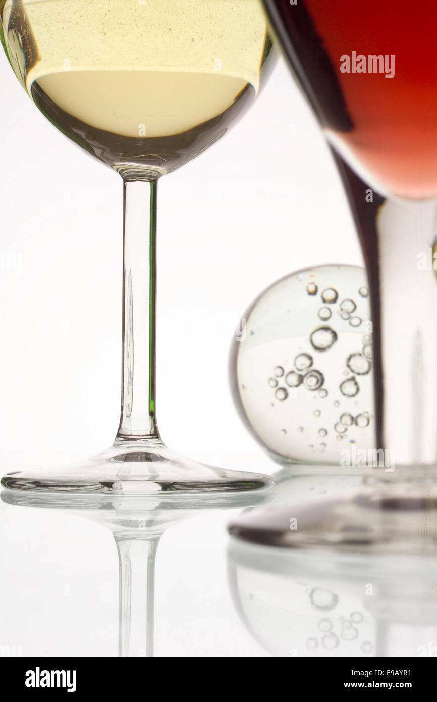 Un bicchiere di vino bianco e un bicchiere di vino rosso, dettaglio Foto Stock