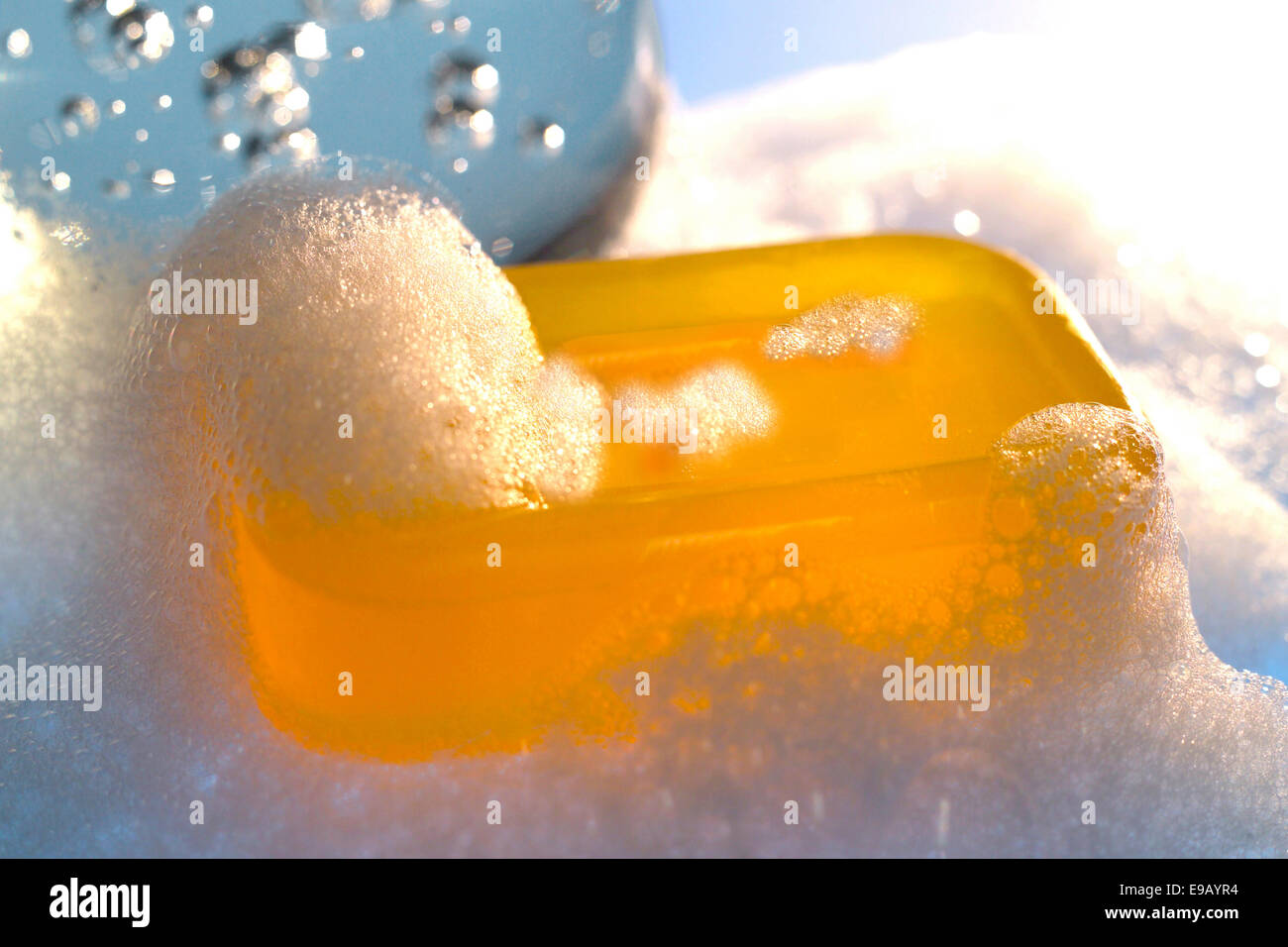 Barra del giallo sapone di glicerina con schiuma Foto Stock