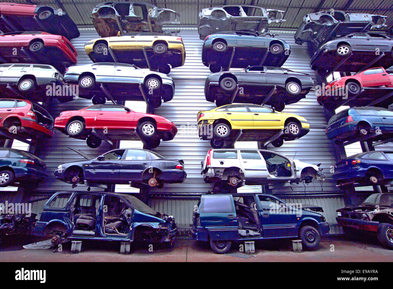 Vecchia auto a junkyard, uno sopra l'altro Foto Stock