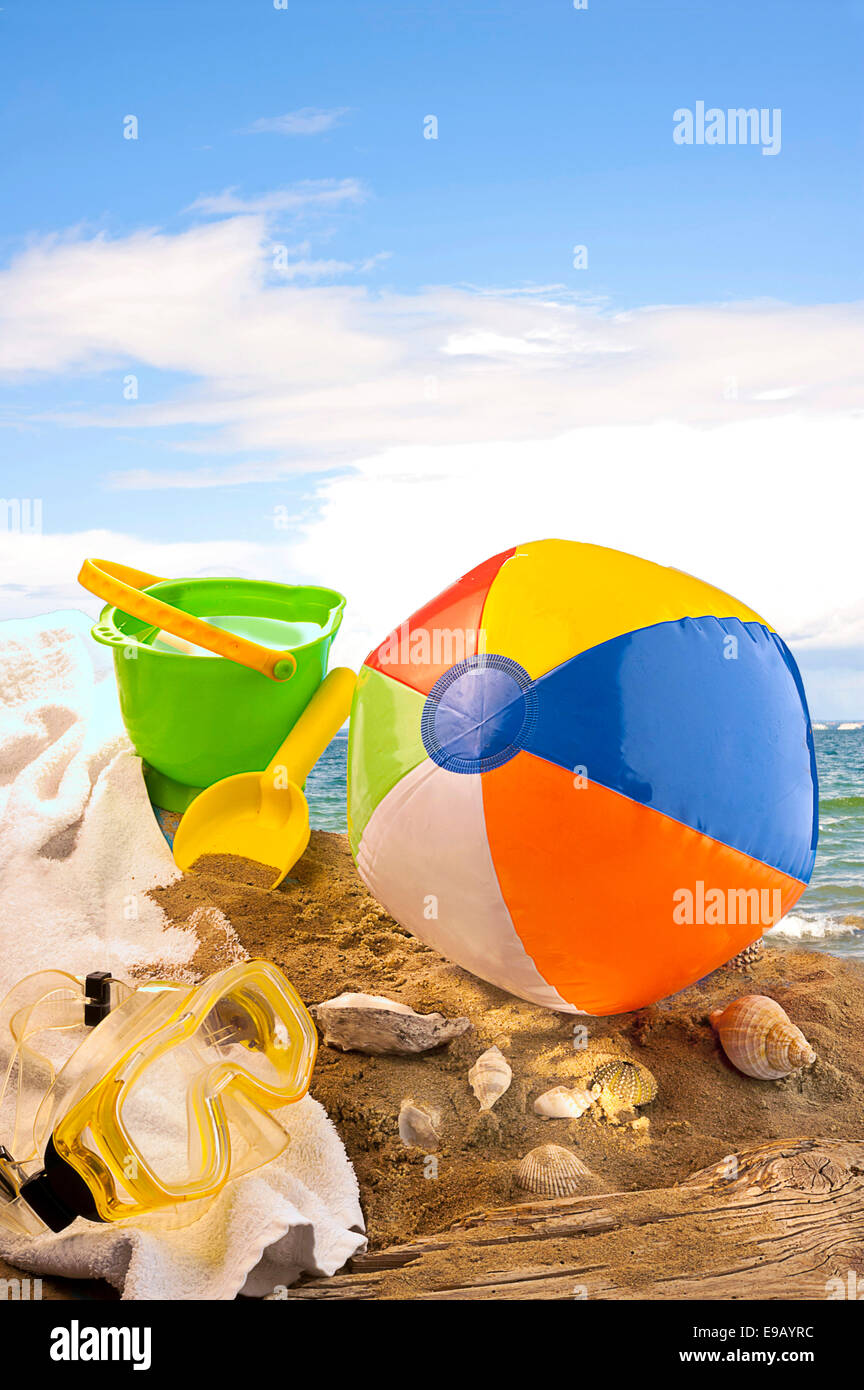 Giocattoli da spiaggia su una spiaggia di sabbia Foto Stock