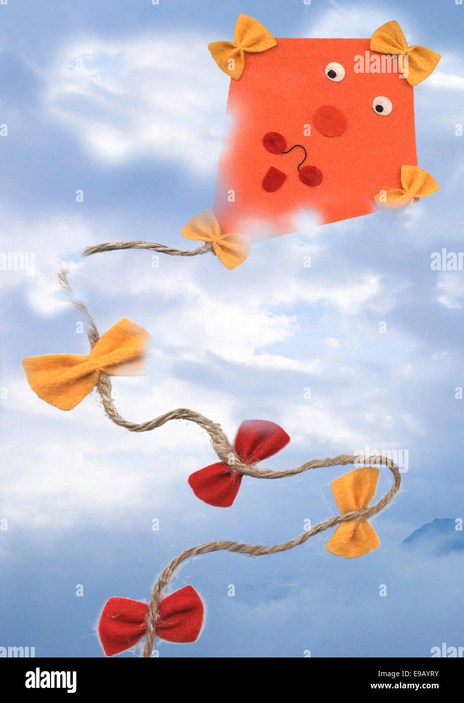 Carta aquilone vola nel cielo Foto Stock