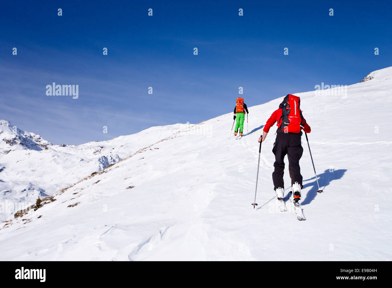 Ski walkers crescente per la Kalfanwand in Val Martello, Alto Adige, Italia Foto Stock