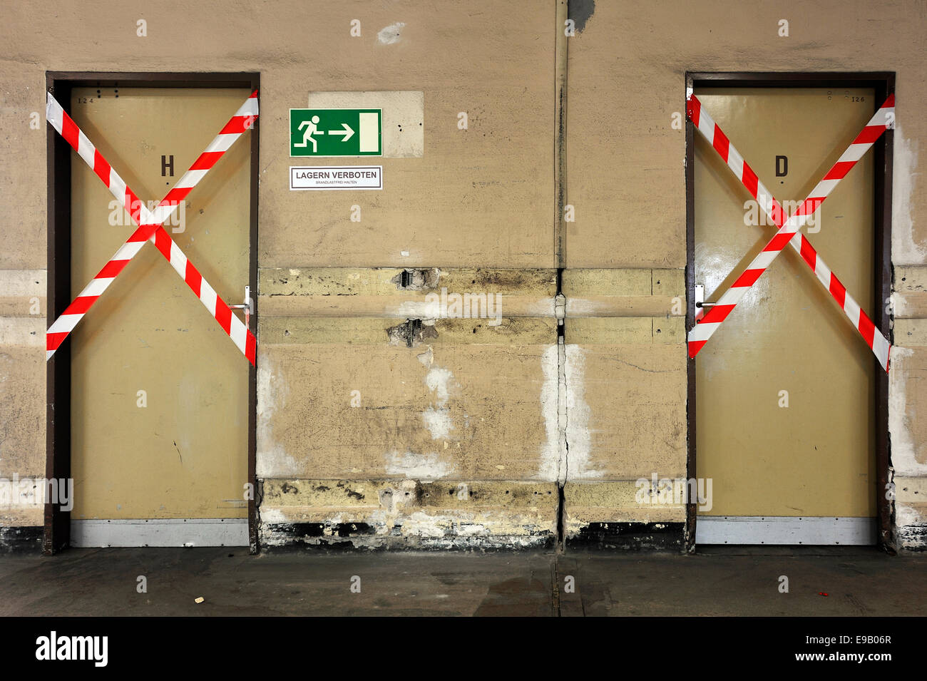 Bloccato signore e signori tolette nel vuoto hall di spedizione di un ex department store, Norimberga, Media Franconia, Bavaria Foto Stock