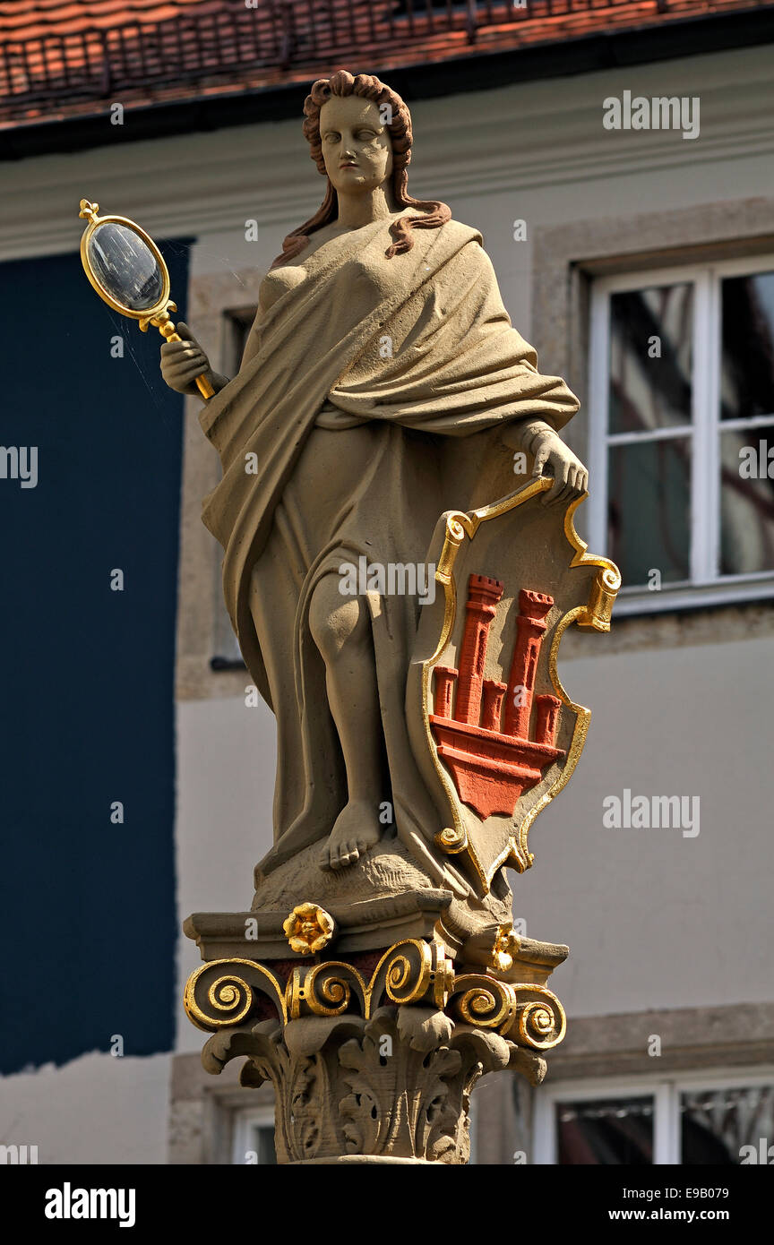 La scultura di Minerva, circa 1600, dea protettrice della città, con lo stemma della città di Rothenburg tenendo un mirror Foto Stock