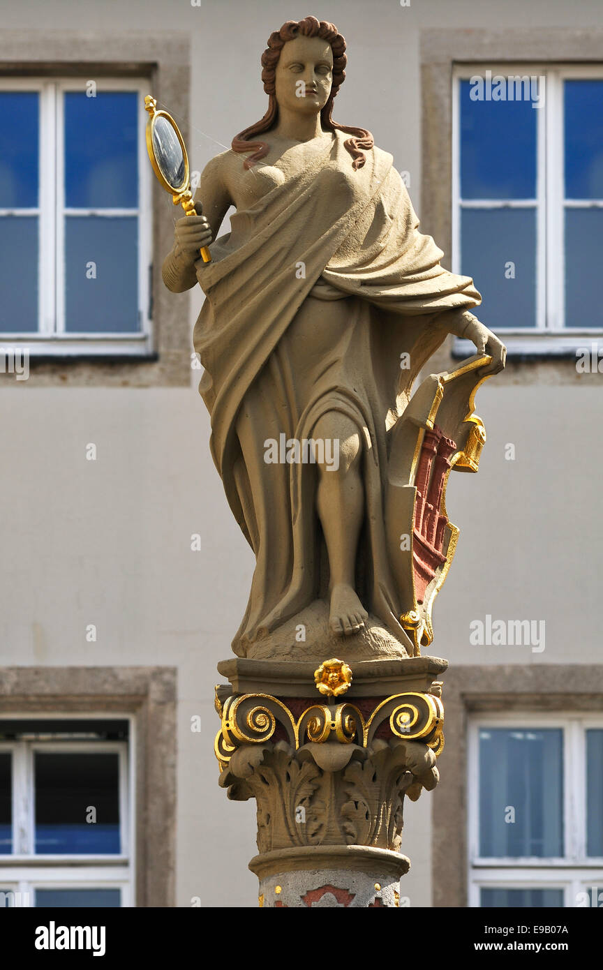 La scultura di Minerva, circa 1600, dea protettrice della città, con lo stemma della città di Rothenburg tenendo un mirror Foto Stock