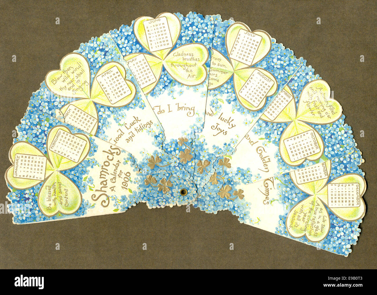 The Shamrock un fan chromolithographed die-cut come un calendario di saluti  con simbolico Forget me nots e shamrock 1906 Foto stock - Alamy