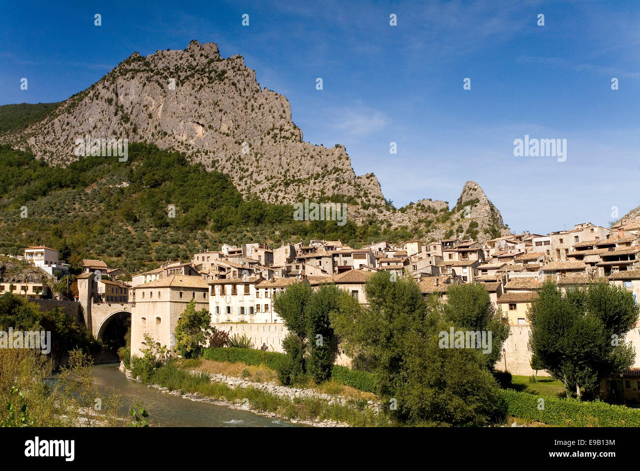 Townscape di Entrevaux, Provence-Alpes-Côte d'Azur, in Francia Foto Stock