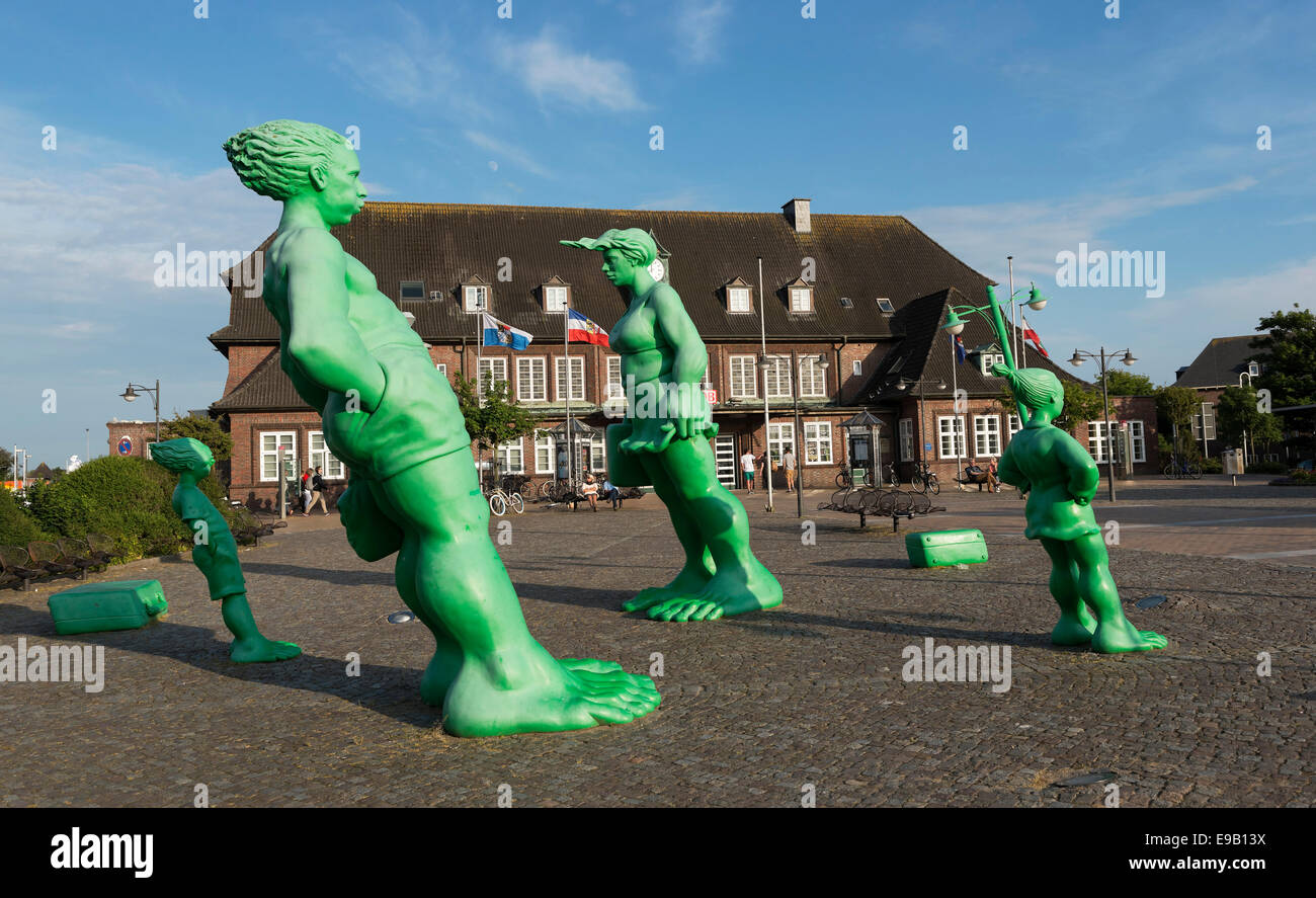 Reisende im Wind gruppo scultoreo sul piazzale della stazione di Westerland, Sylt, Schleswig-Holstein, Germania Foto Stock