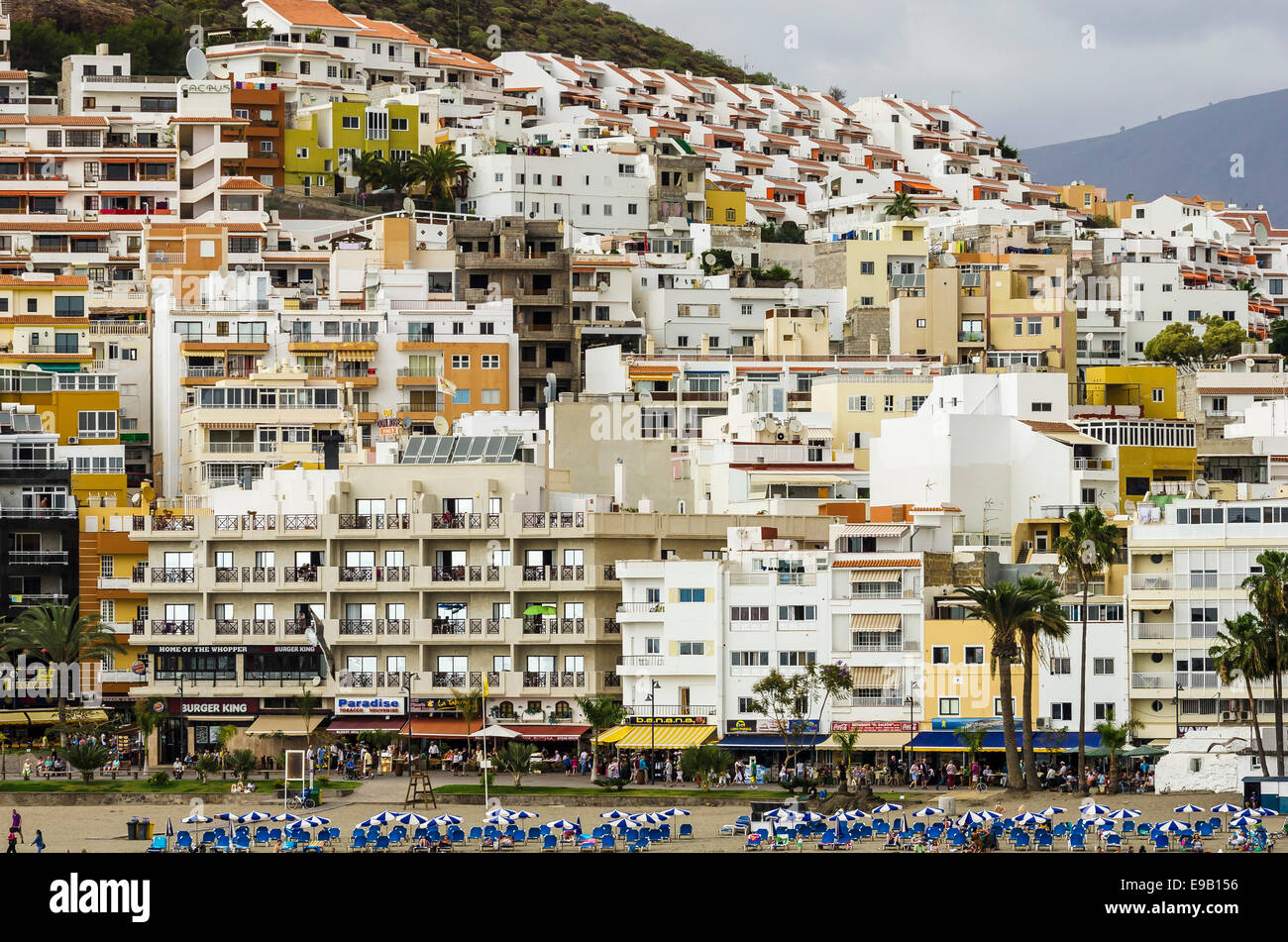 Alberghi e appartamenti in corrispondenza di un tratto di spiaggia, Arona, Tenerife, Isole Canarie, Spagna Foto Stock