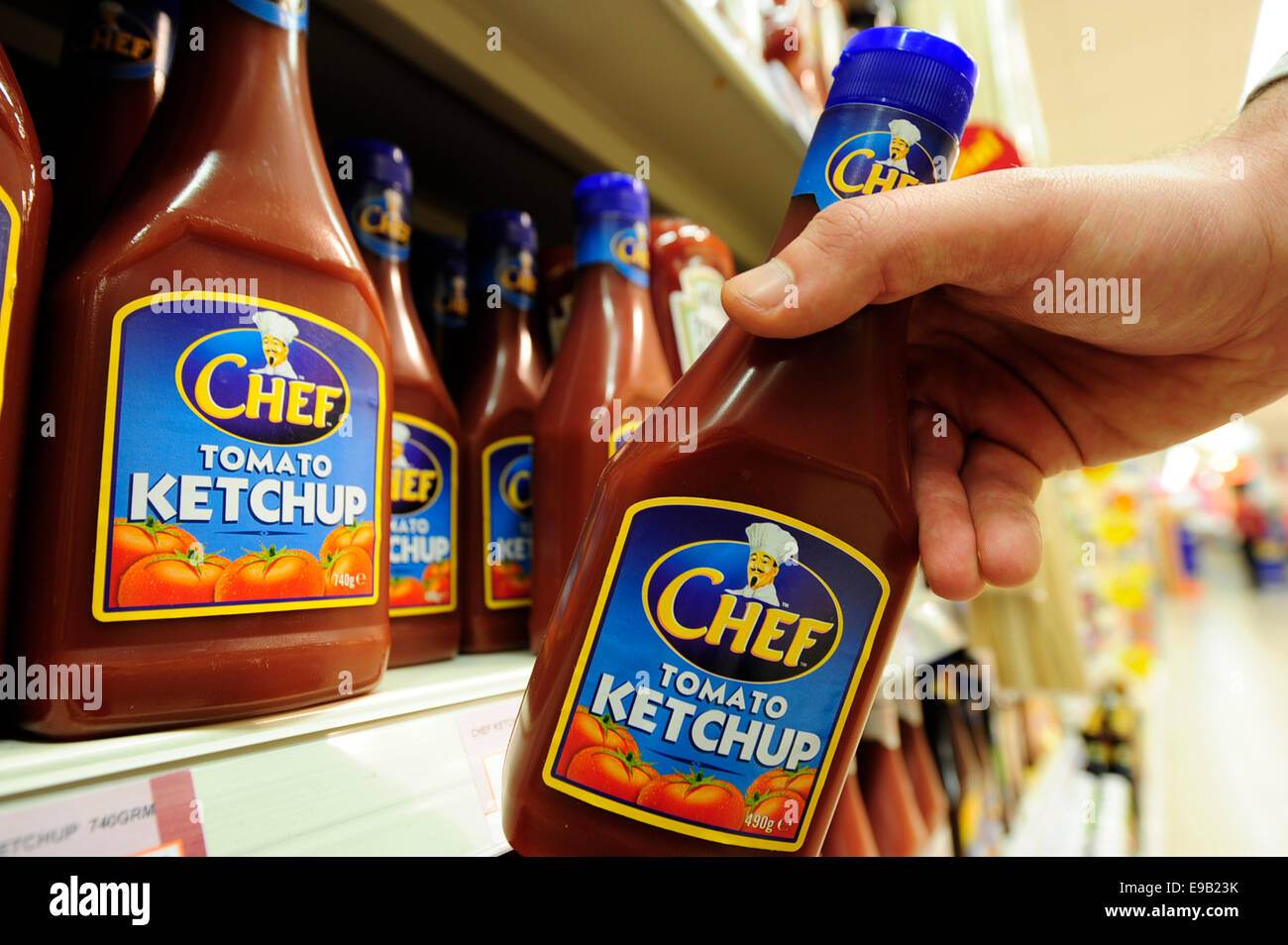 Lo chef tomato ketchup state prese dal ripiano (telegiornale)(Modello rilasciato) Foto Stock