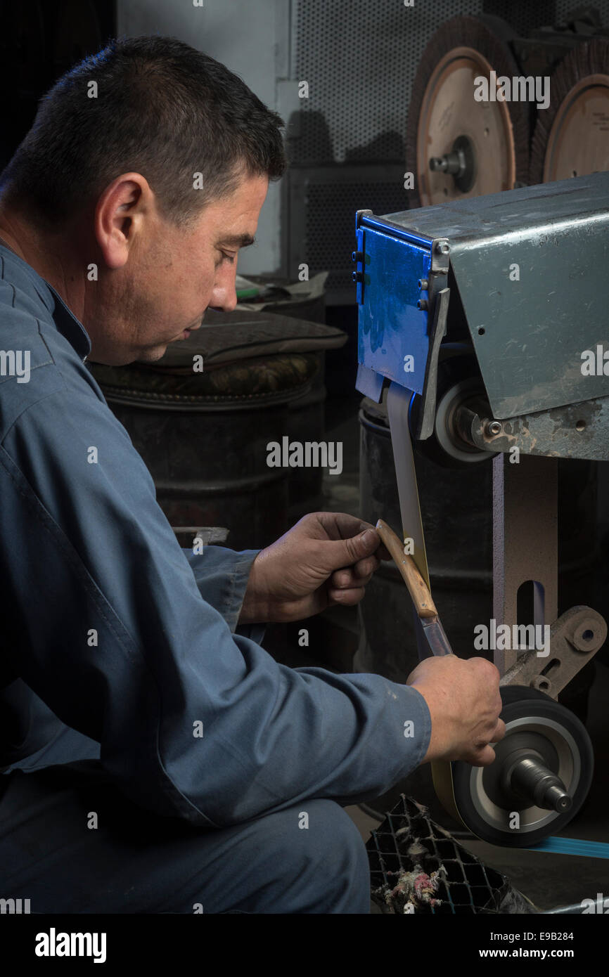 Un cutler lavoratore in una Thiers posate opere (Francia). Ouvrier coutelier dans une coutellerie thiernoise (Thiers - Francia). Foto Stock