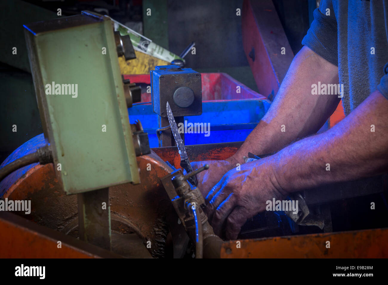 Una fase di realizzazione di un coltello in una Thiers posate opere (Francia). La fabbricazione d'onu couteau dans une coutellerie Thiernoise. Foto Stock