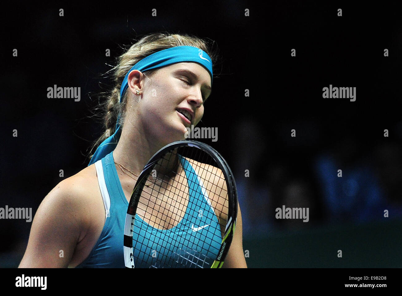 Singapore. 23 ott 2014. Eugenie Bouchard del Canada reagisce durante il round robin match del WTA Finals contro Serena Williams degli Stati Uniti al Singapore Indoor Stadium, Ottobre 23, 2014. Bouchard perso 0-2. Credito: Quindi Chih Wey/Xinhua/Alamy Live News Foto Stock