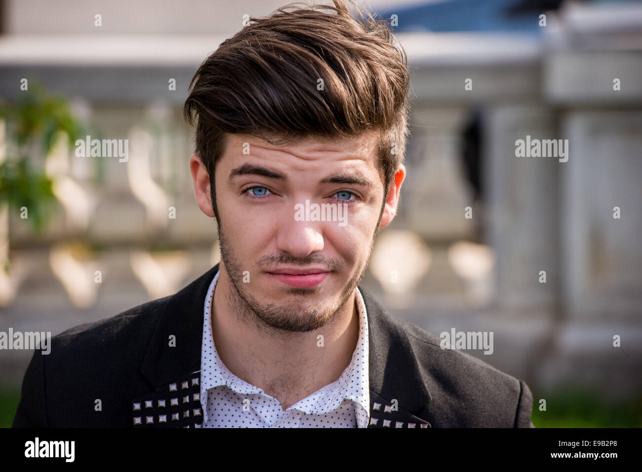 Ritratto di un giovane attraente uomo cercando confuso Foto Stock