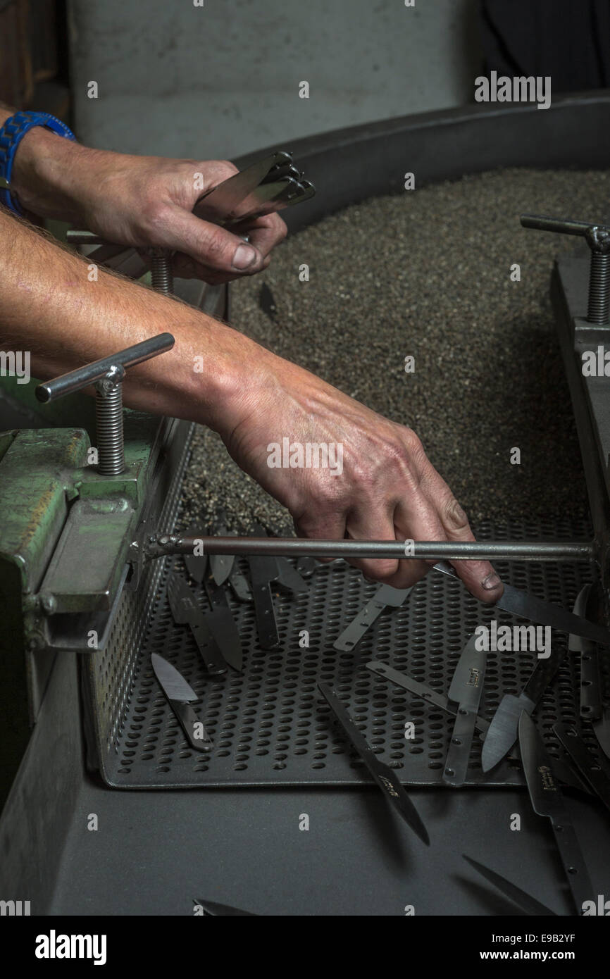 Una fase di realizzazione di un coltello in una Thiers posate opere (Francia). La fabbricazione d'onu couteau dans une coutellerie Thiernoise. Foto Stock