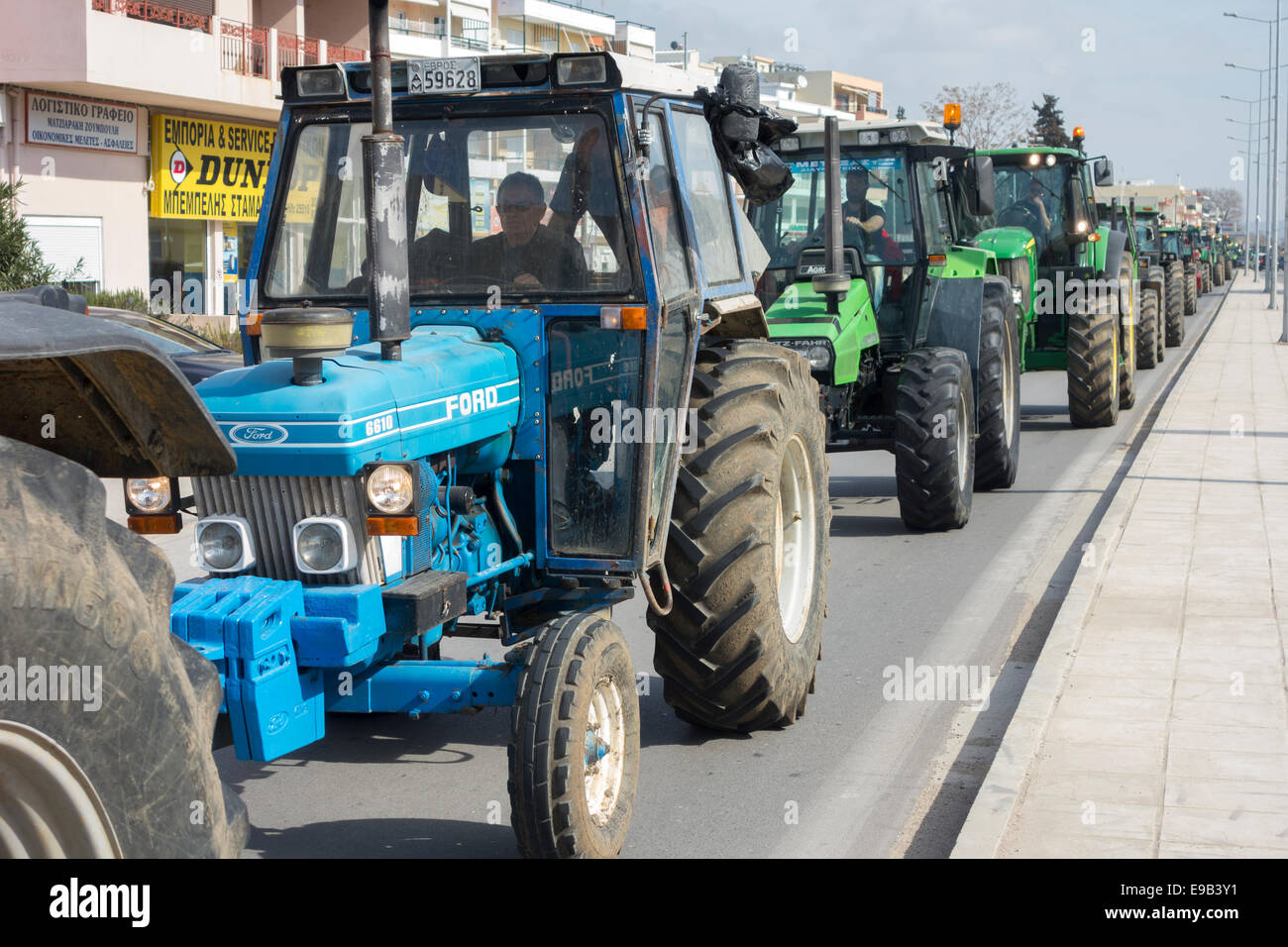 Alessandropoli, Grecia - Feb 18: protesta da parte degli agricoltori con i loro trattori sulla strada principale a Alexandroupolis per il regime fiscale più giusto Foto Stock