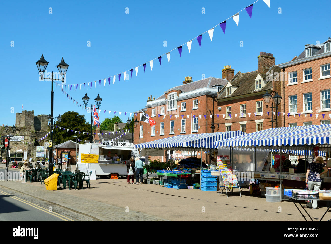 Le bancarelle del mercato, la piazza del mercato, Ludlow, Shropshire, Inghilterra, Regno Unito. UK, Europa Foto Stock