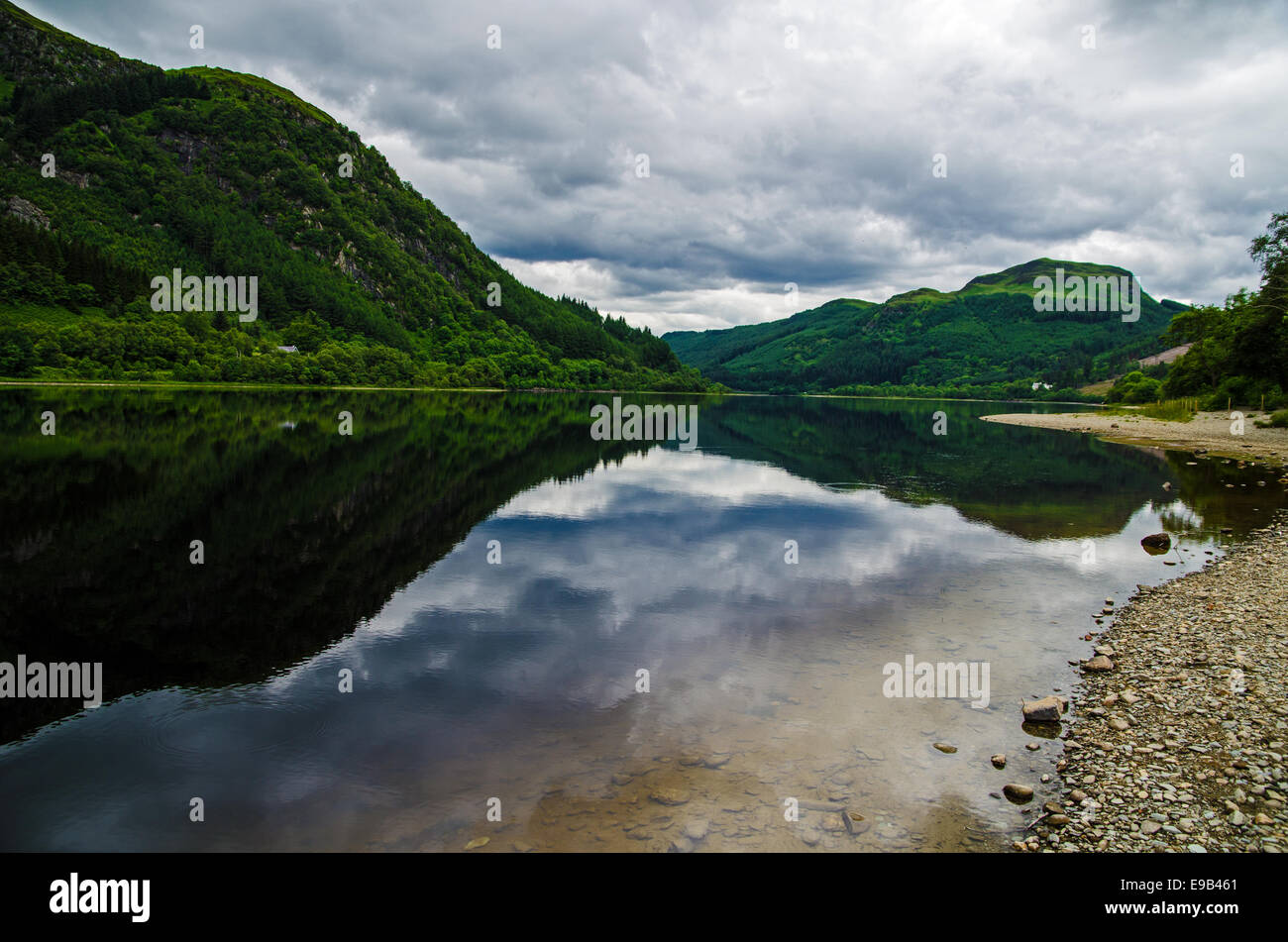 Riflessioni in Loch Lubnaig, Highlands scozzesi Foto Stock