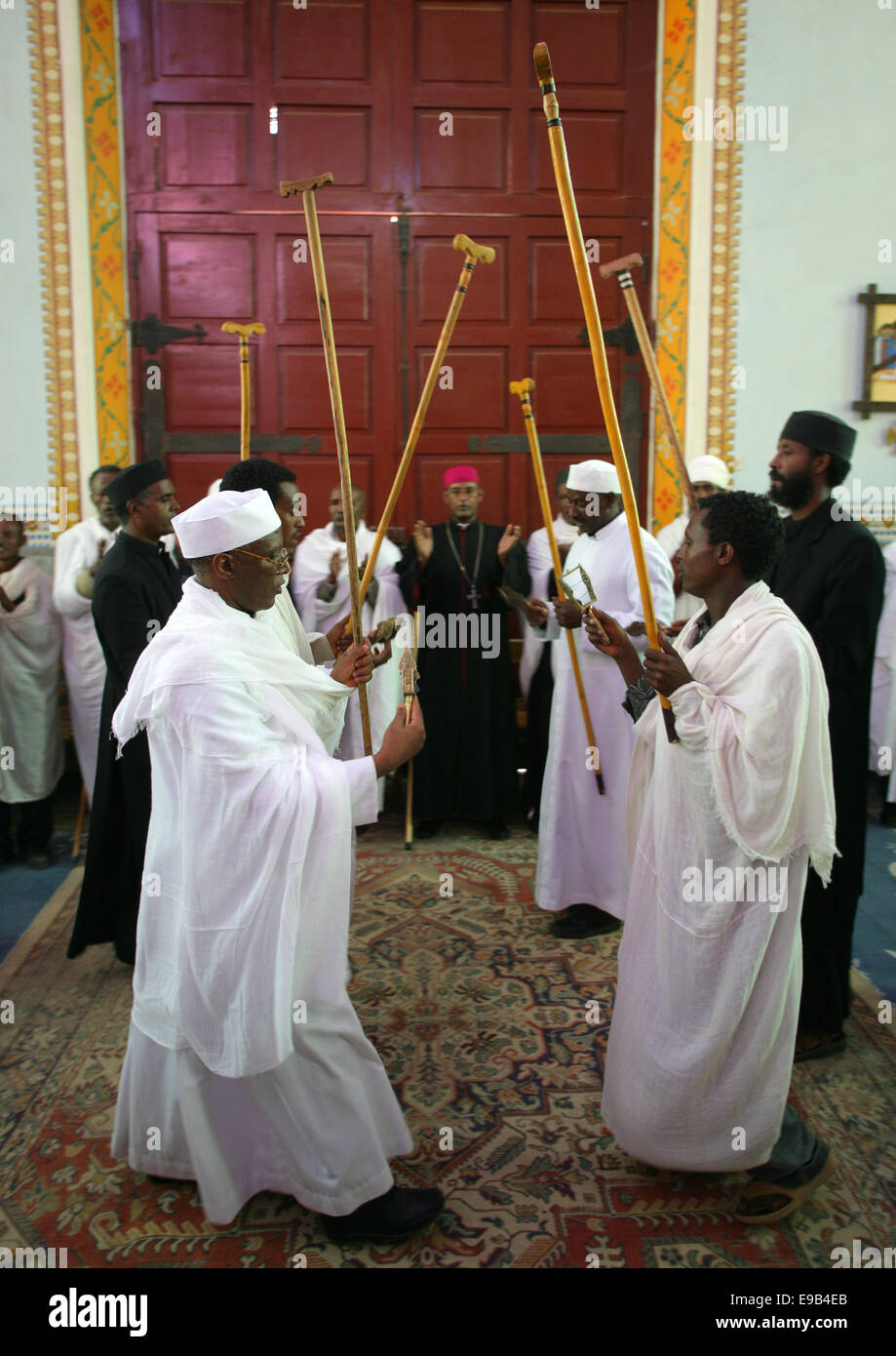 I sacerdoti con bastoni cantare durante una veglia nel rito ortodosso nella cattedrale cattolica del Santo Salvatore, Adigrat, Etiopia Foto Stock