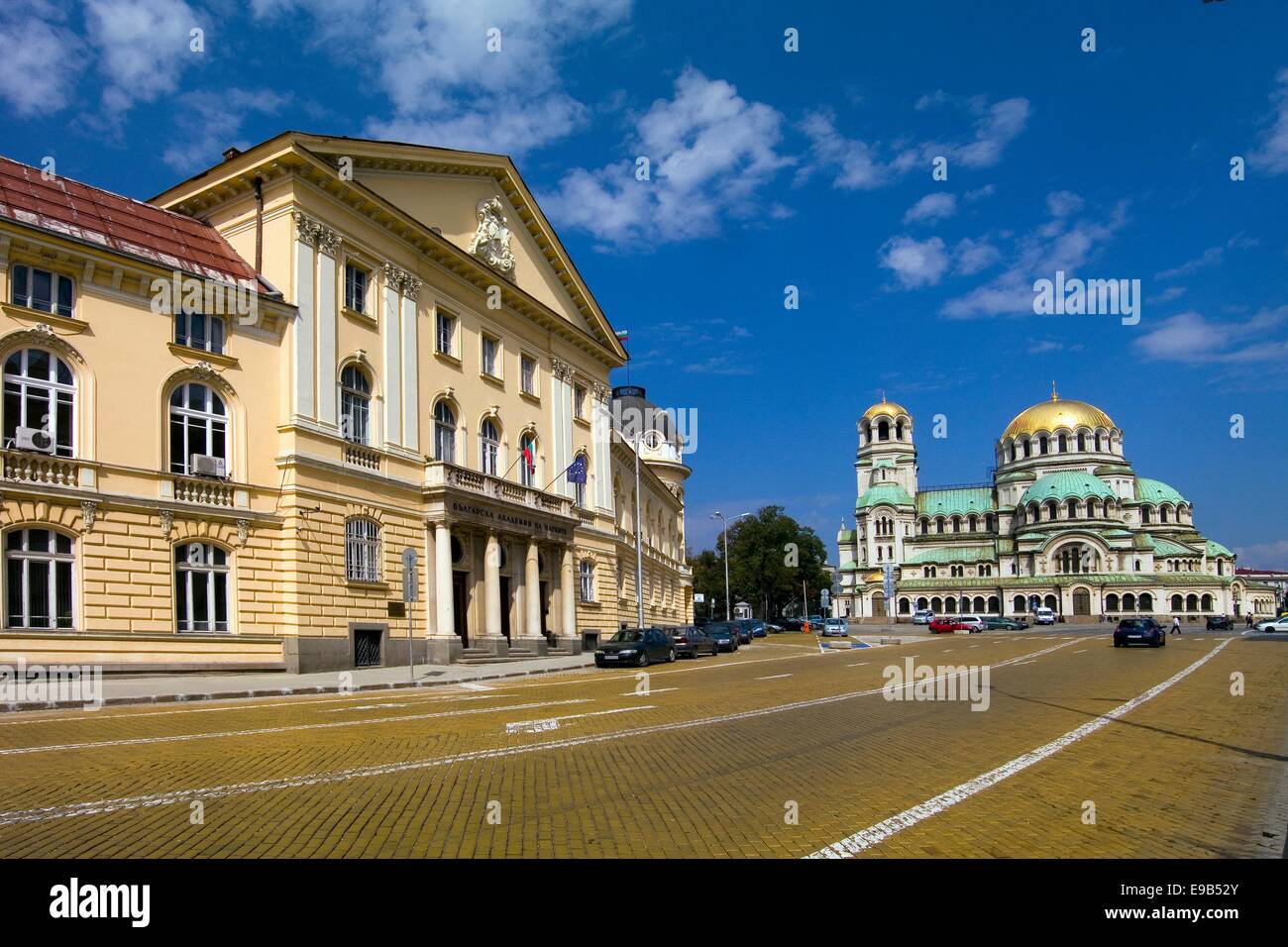 Accademia delle Scienze della Bulgaria e la Cattedrale Alexander Nevsky chiesa sulla strada giallo in Sofia Bulgaria Foto Stock